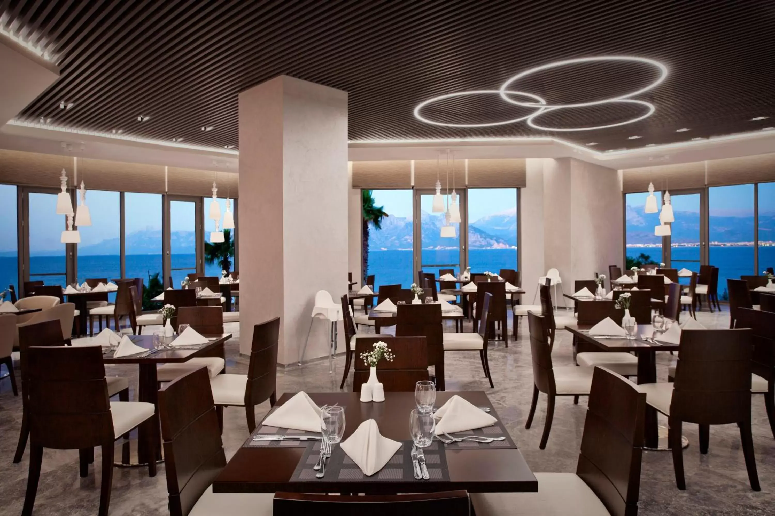 Restaurant/Places to Eat in Akra Hotel