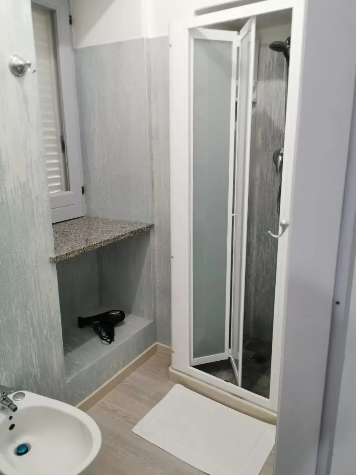 Shower, Bathroom in Lo Nardo Accommodation