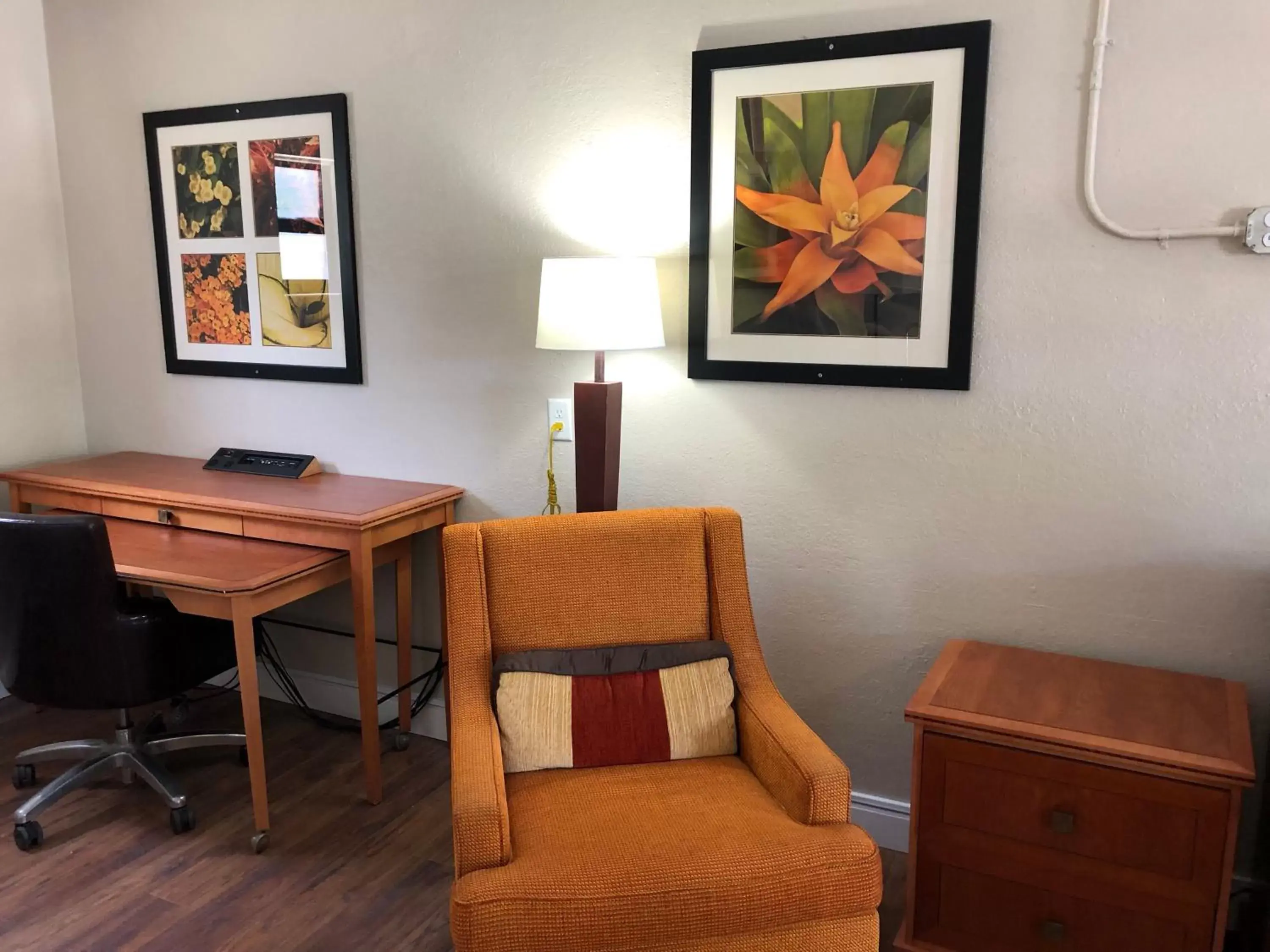 Seating area in Ocala Cove Motel Seating area in Ocala Cove Motel