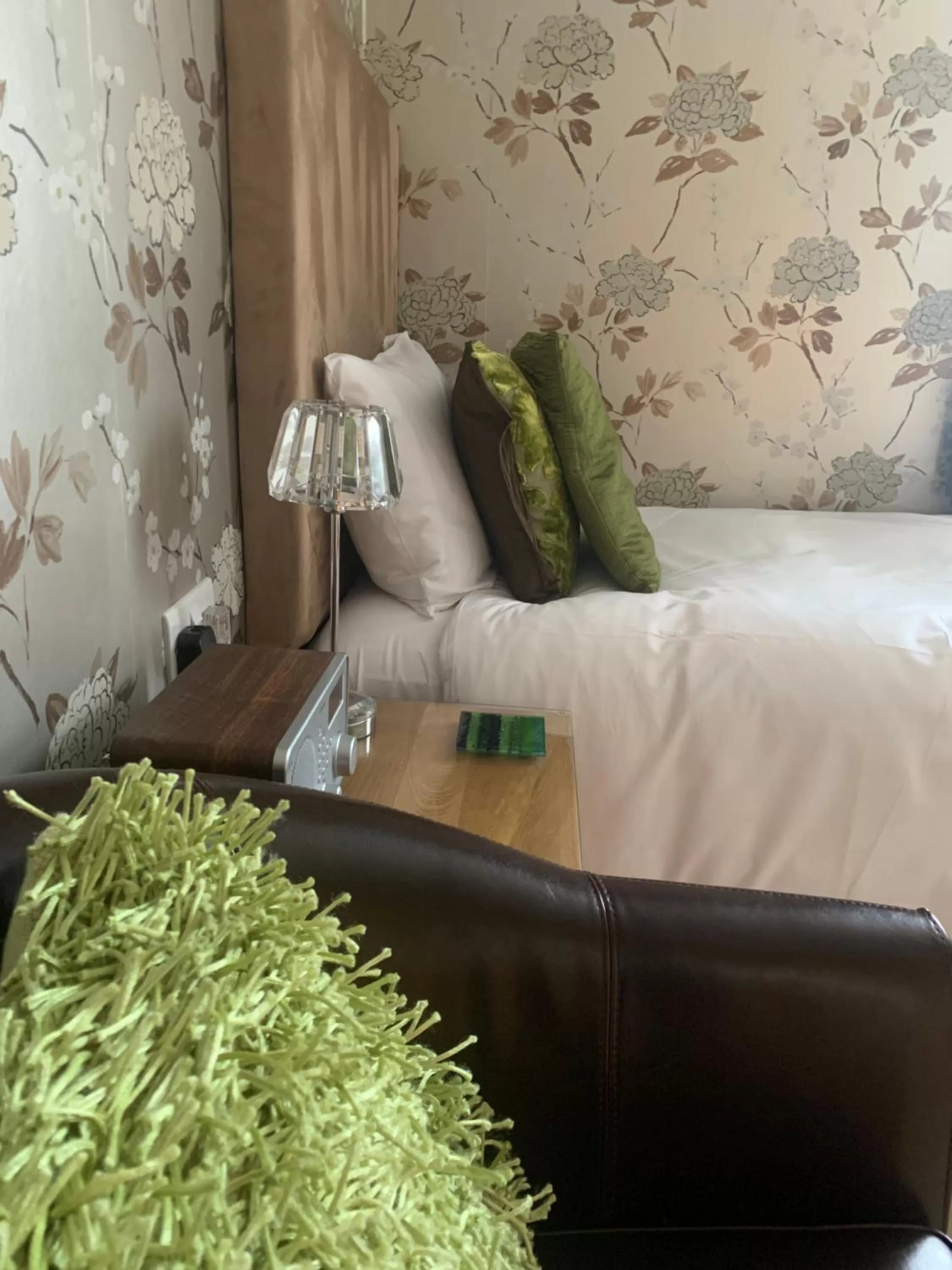 Bed in Ramsey House - Luxury Licensed B&B - Parking and Guest Lounge