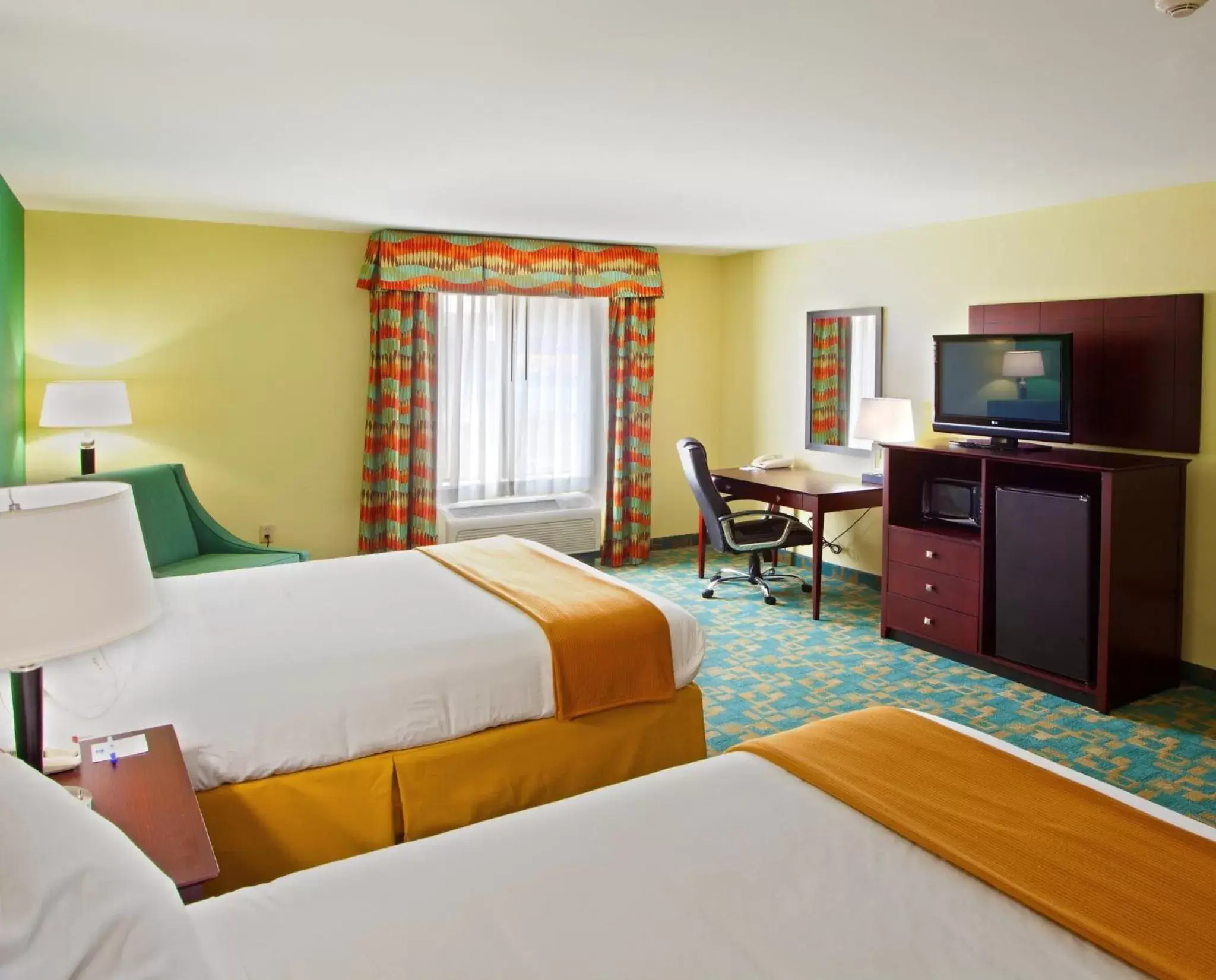 Photo of the whole room, Bed in Holiday Inn Express Hotel & Suites Thornburg-S. Fredericksburg, an IHG Hotel