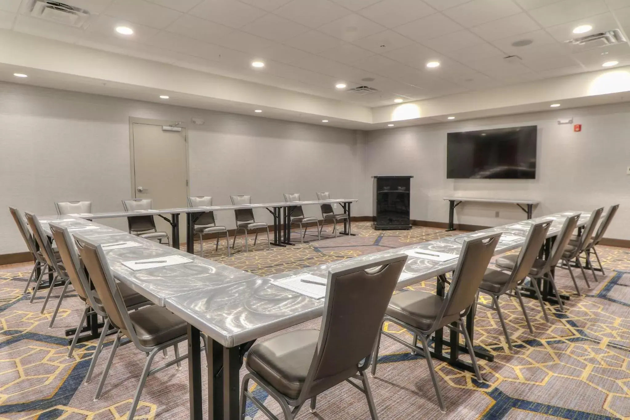 Meeting/conference room in Holiday Inn & Suites Pigeon Forge Convention Center, an IHG Hotel