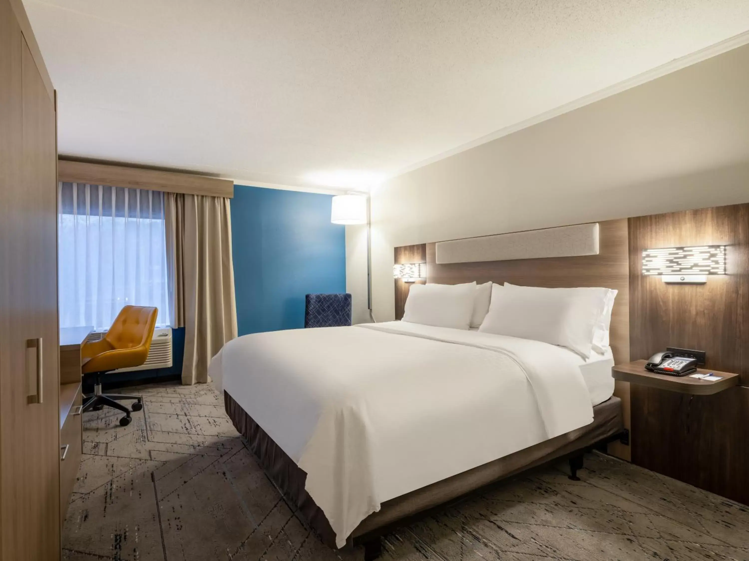 Standard King Room in Holiday Inn Express & Suites Greensboro - I-40 atWendover by IHG Standard King Room in Holiday Inn Express & Suites Greensboro - I-40 atWendover by IHG