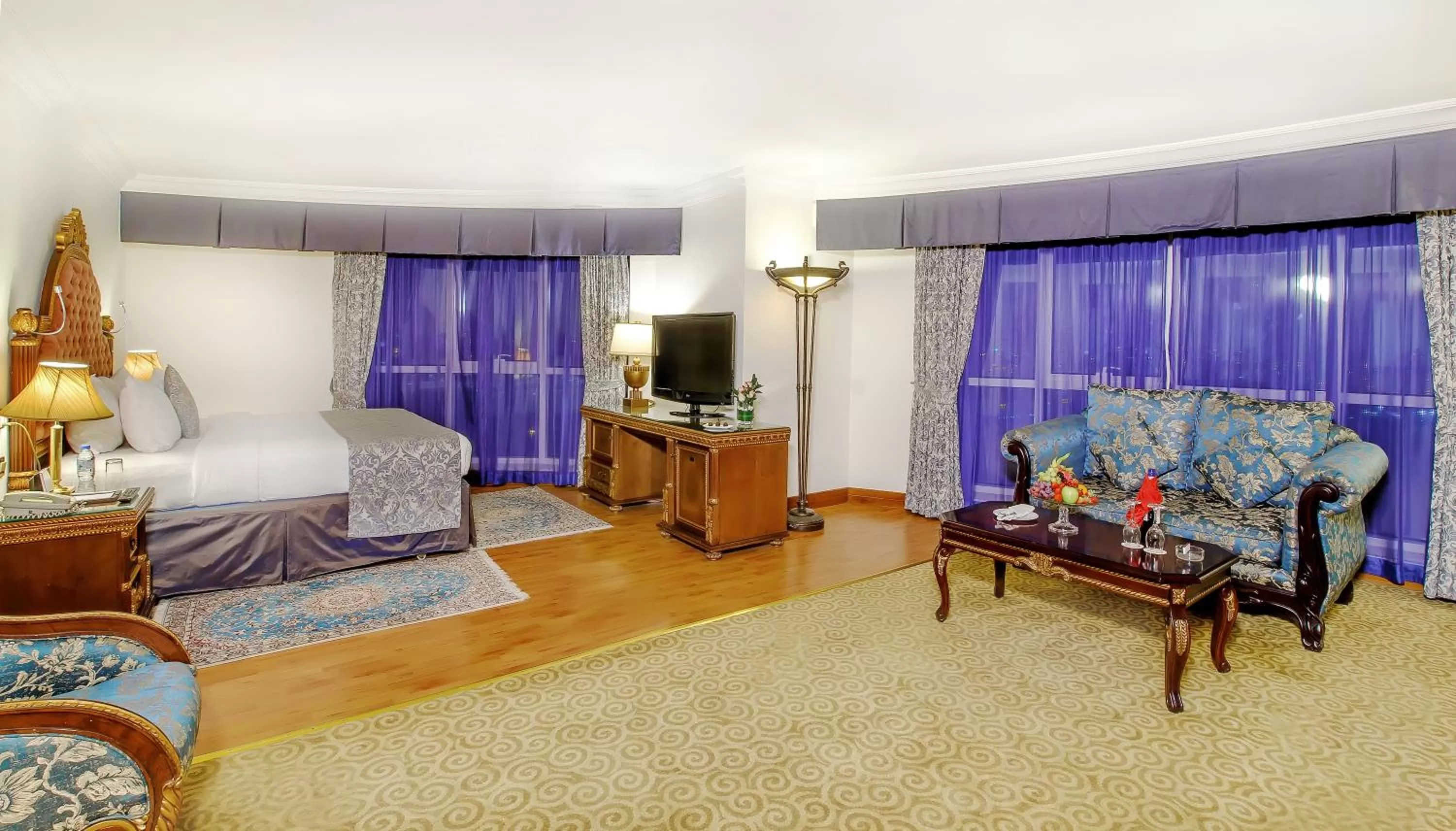 Living room, Bed in Grand Excelsior Hotel Bur Dubai