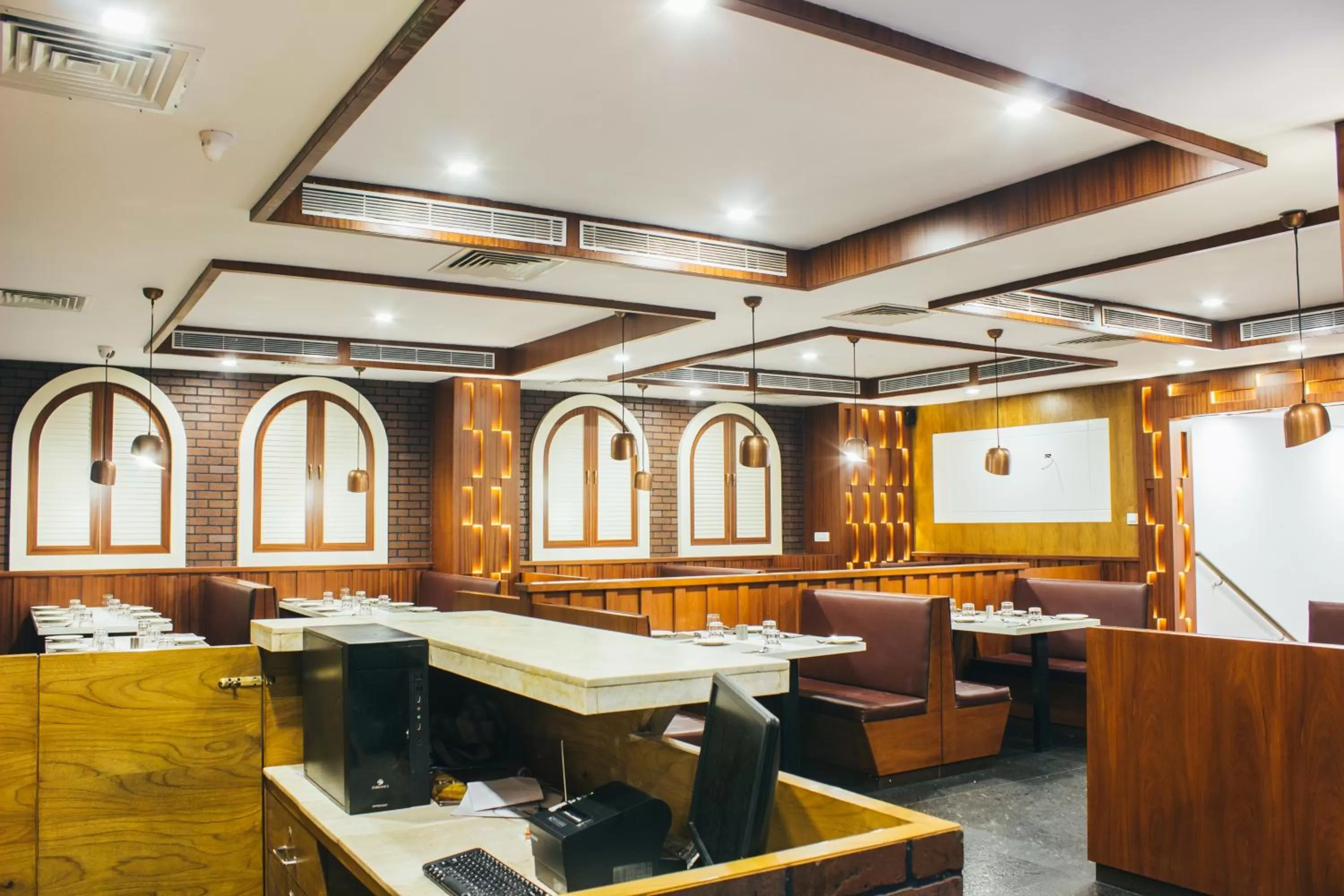 Restaurant/places to eat in Ambaari hotel