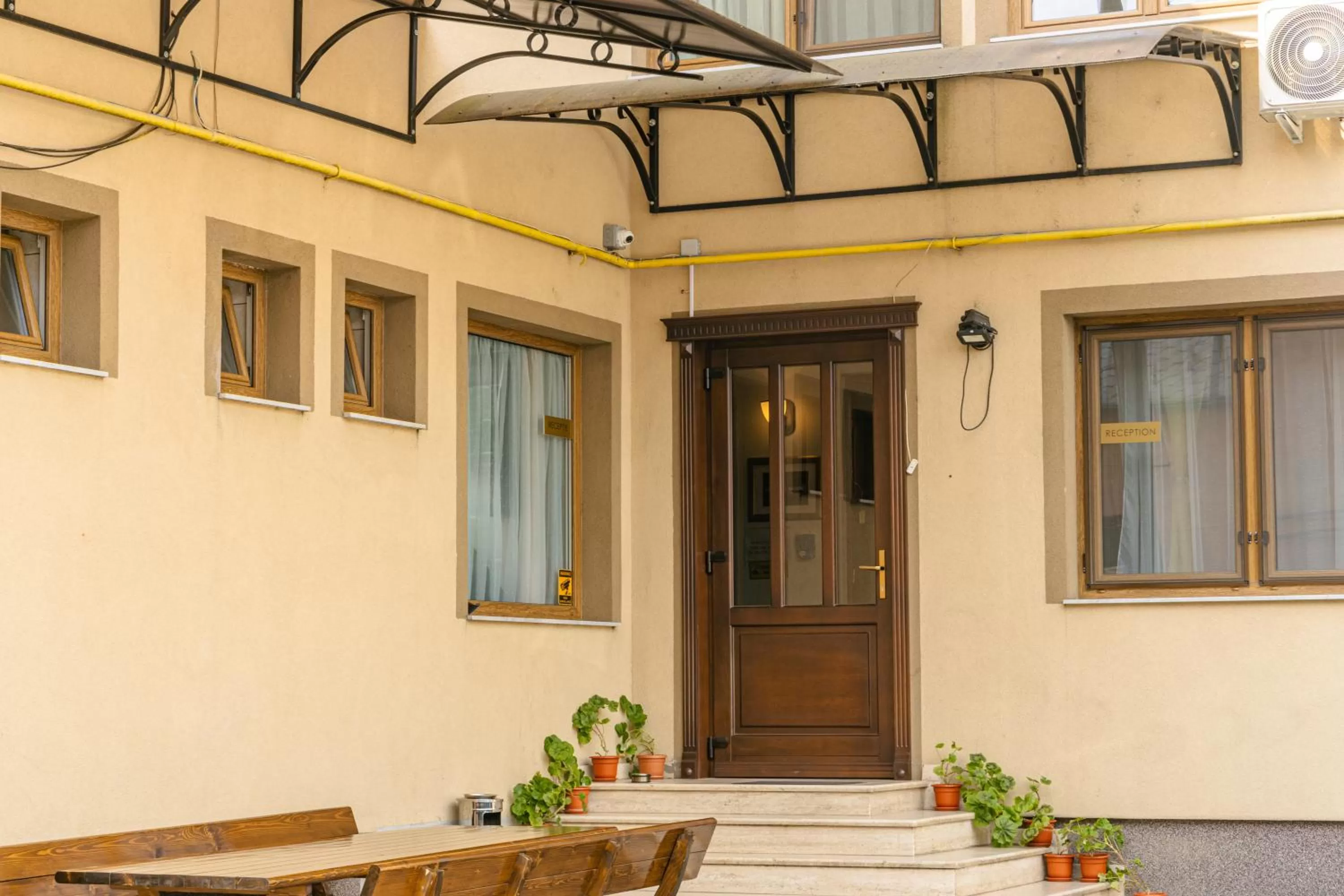 Facade/entrance in Pensiunea Pictorilor