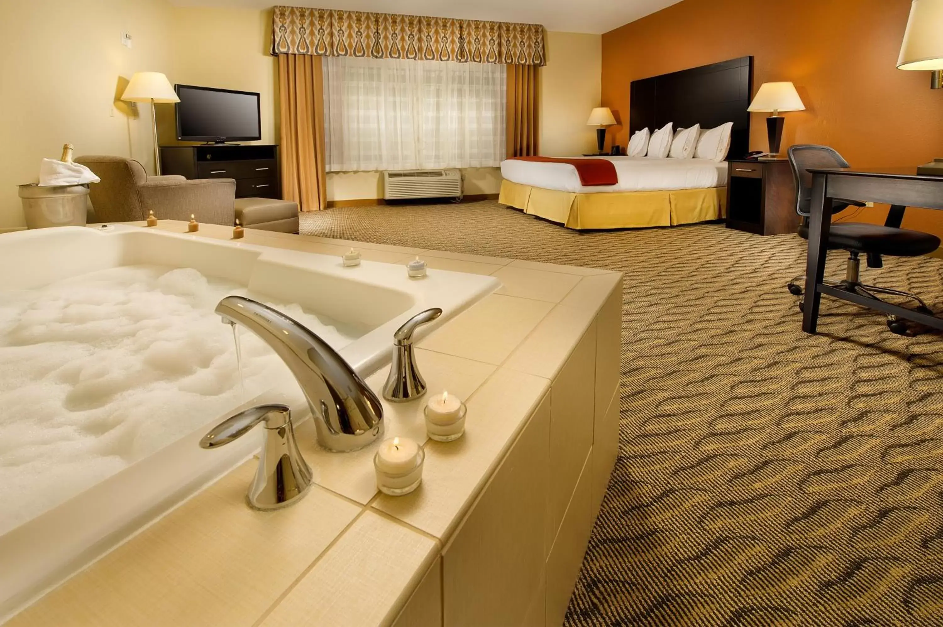 Bedroom, Bathroom in Holiday Inn Express & Suites Manassas, an IHG Hotel