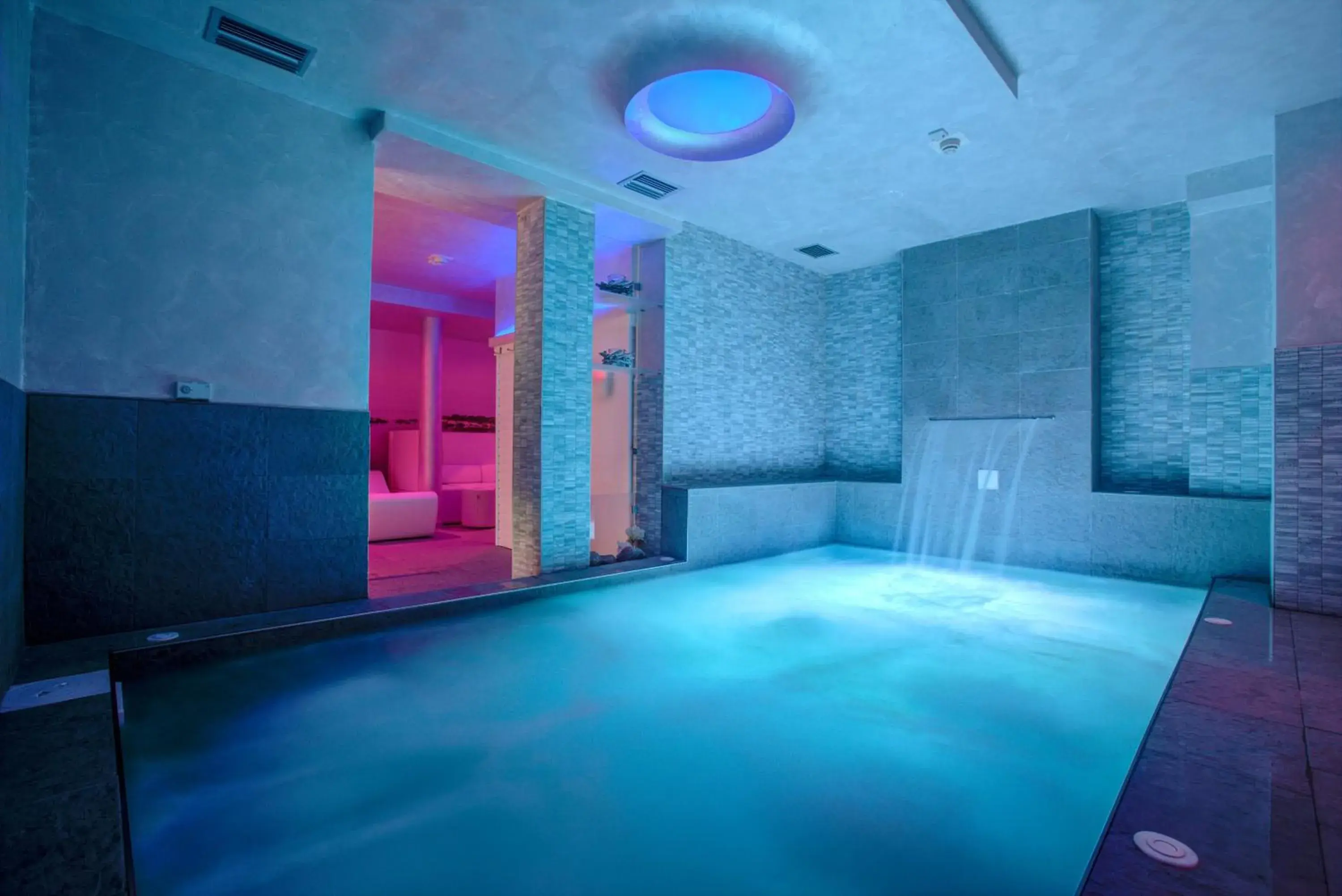 Hot Tub, Swimming Pool in Ferretti Beach Hotel