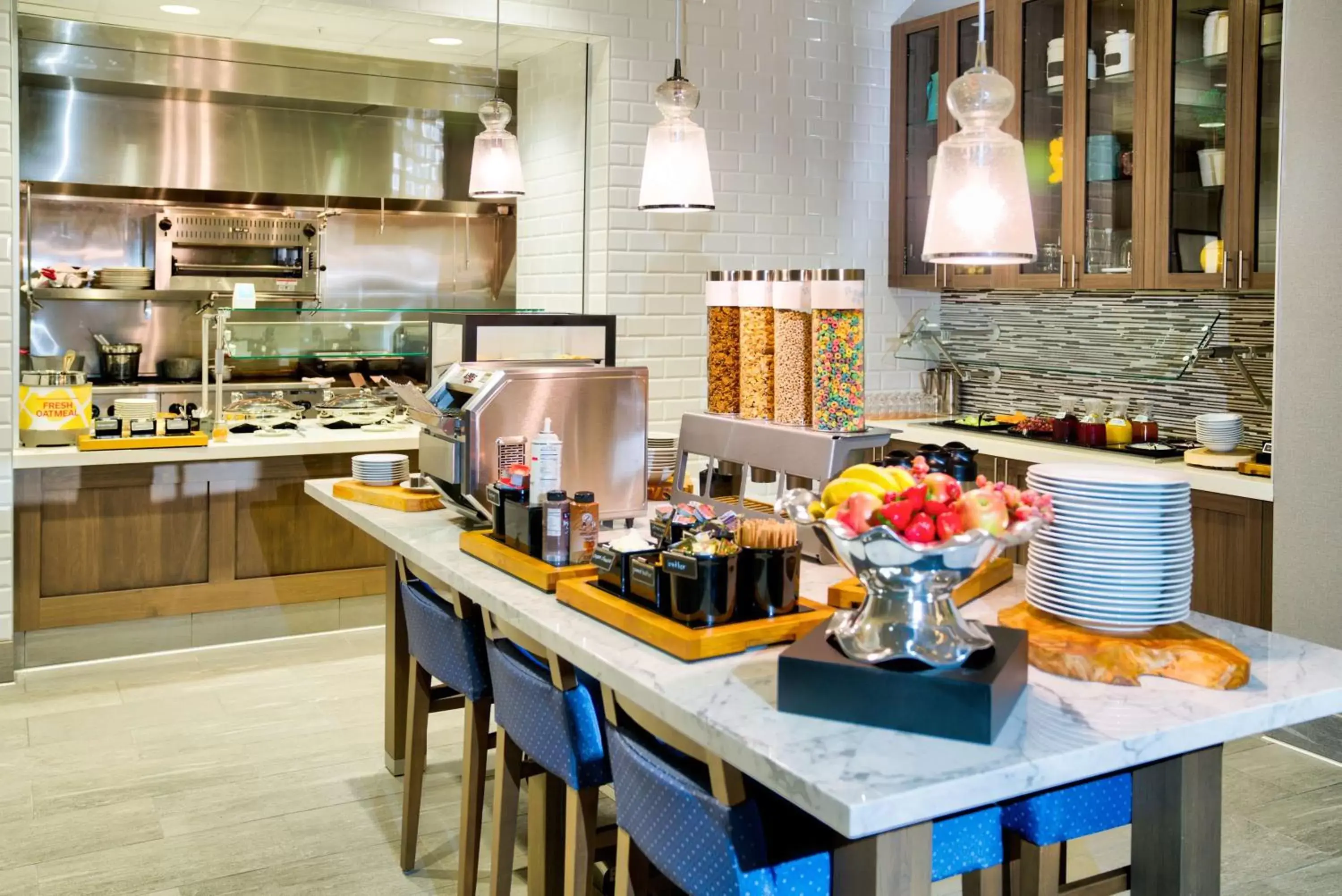 Dining area, Kitchen/Kitchenette in Hilton Garden Inn Santa Barbara/Goleta