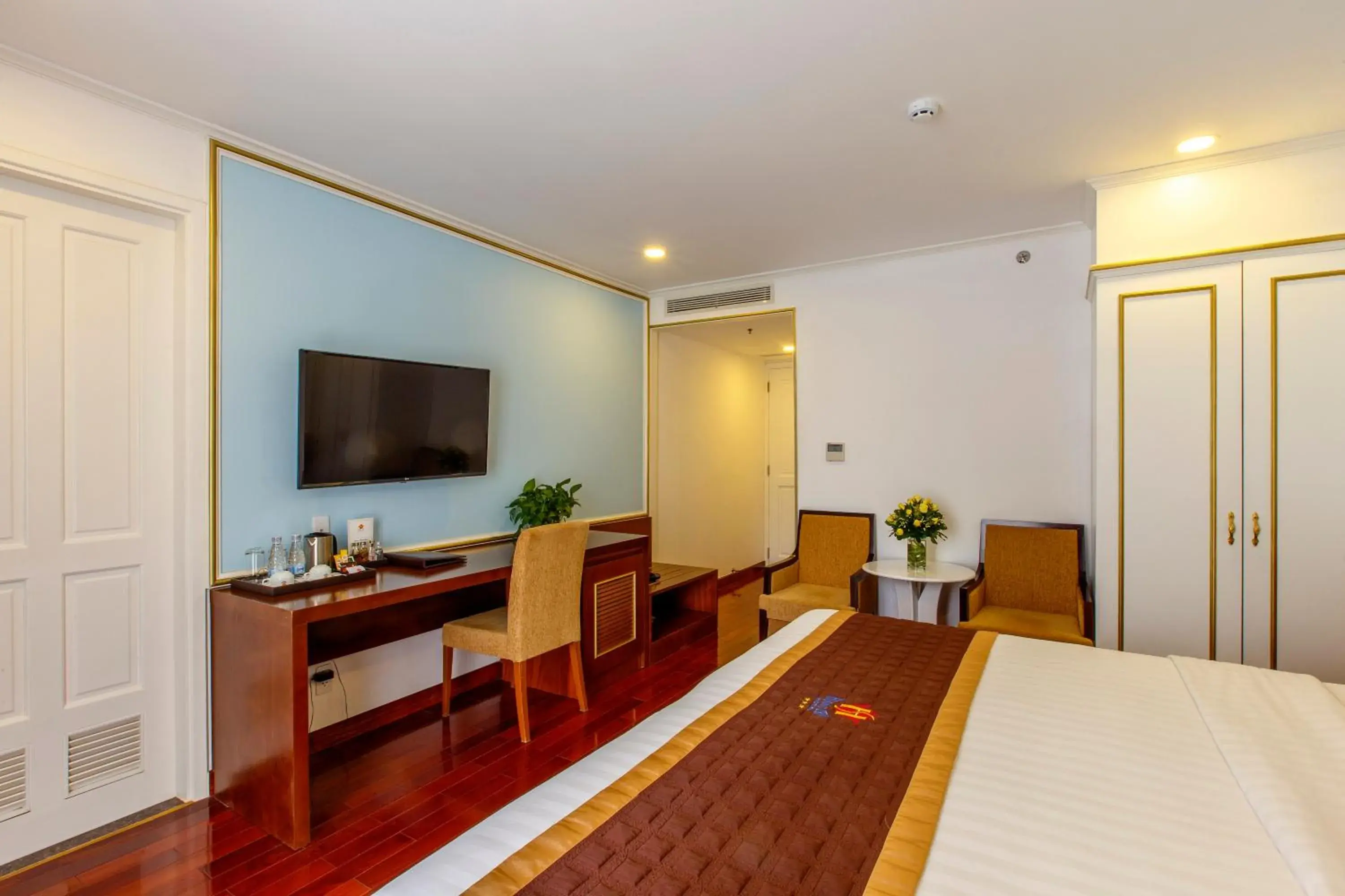 TV/Entertainment Center in Huong Sen Annex Hotel