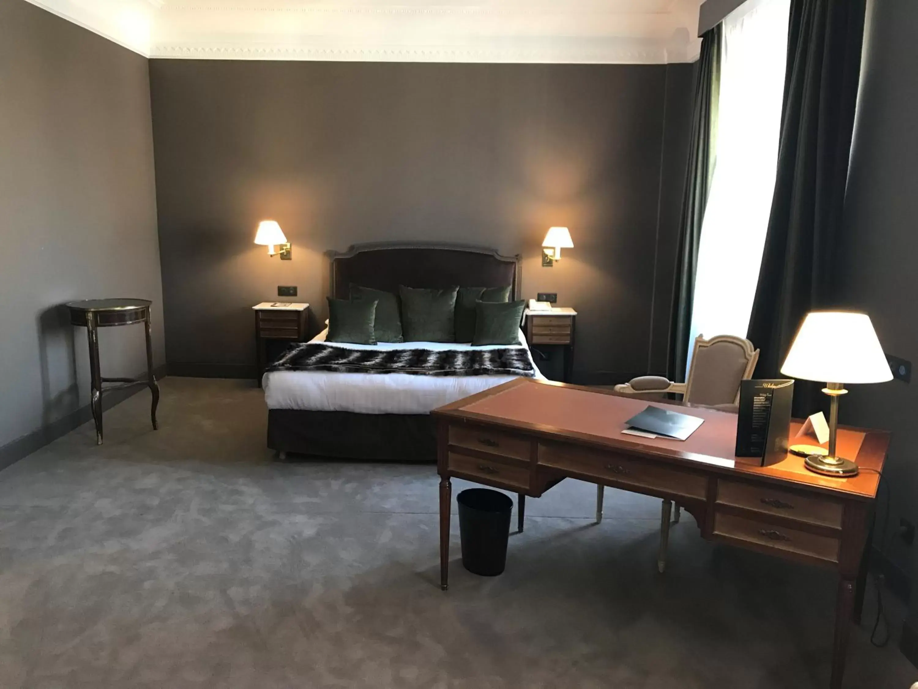 Photo of the whole room, Bed in Hotel Carlton