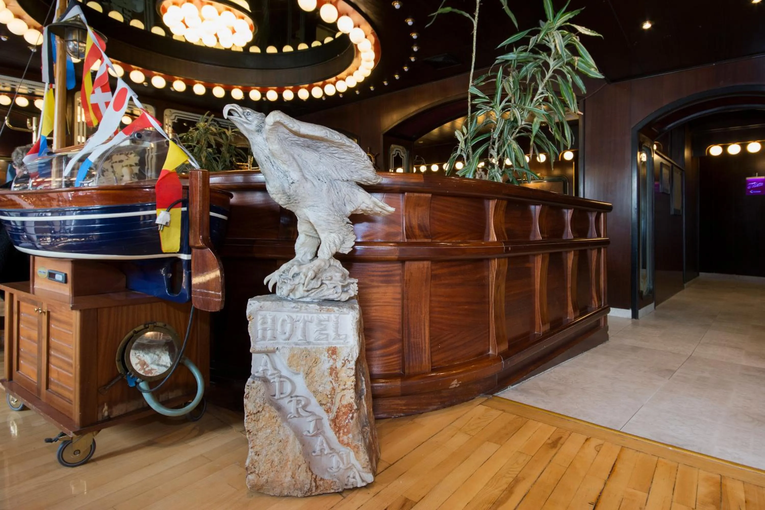 Restaurant/places to eat in Hotel Adriana