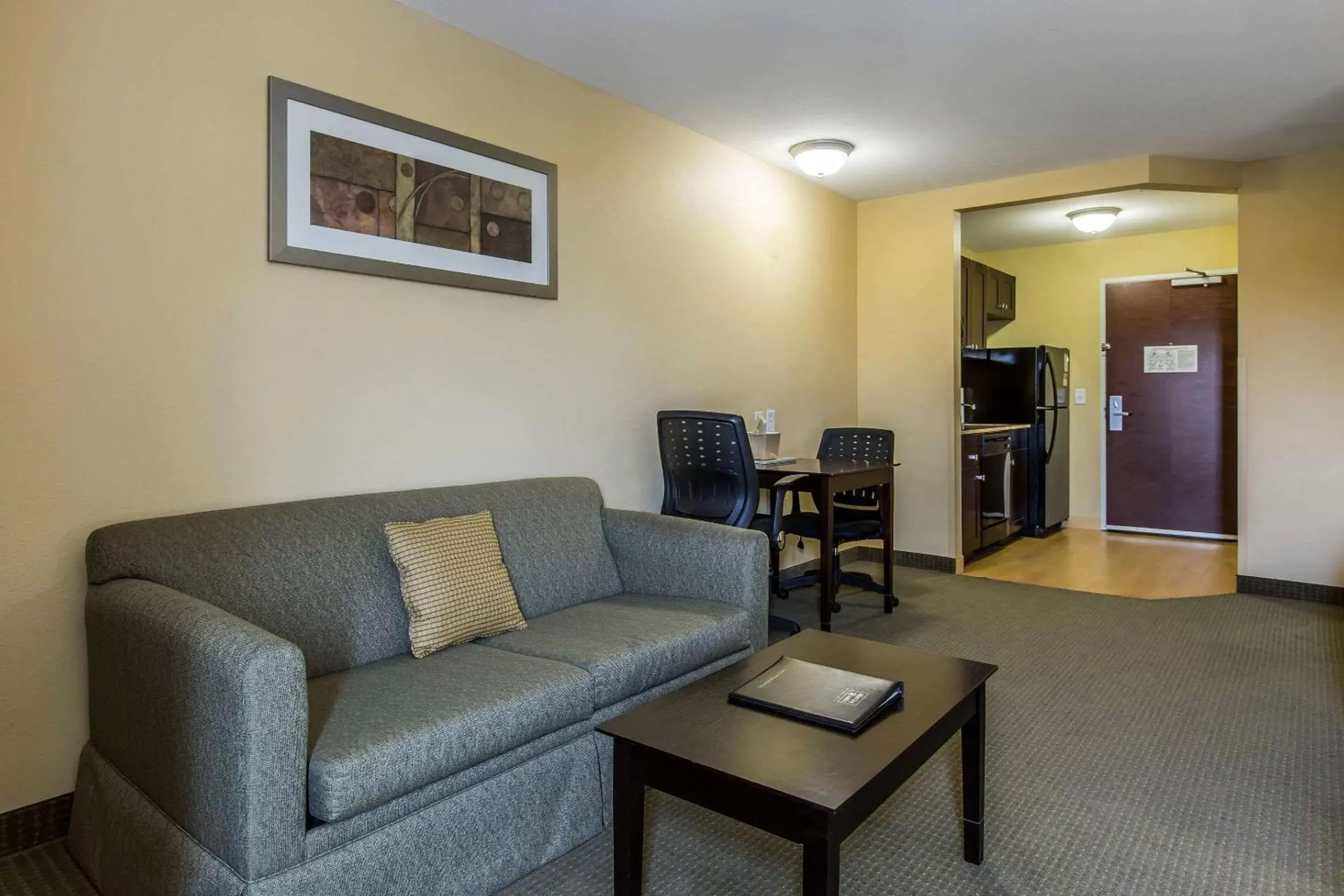Kitchen or kitchenette, Seating Area in MainStay Suites Jacksonville near Camp Lejeune