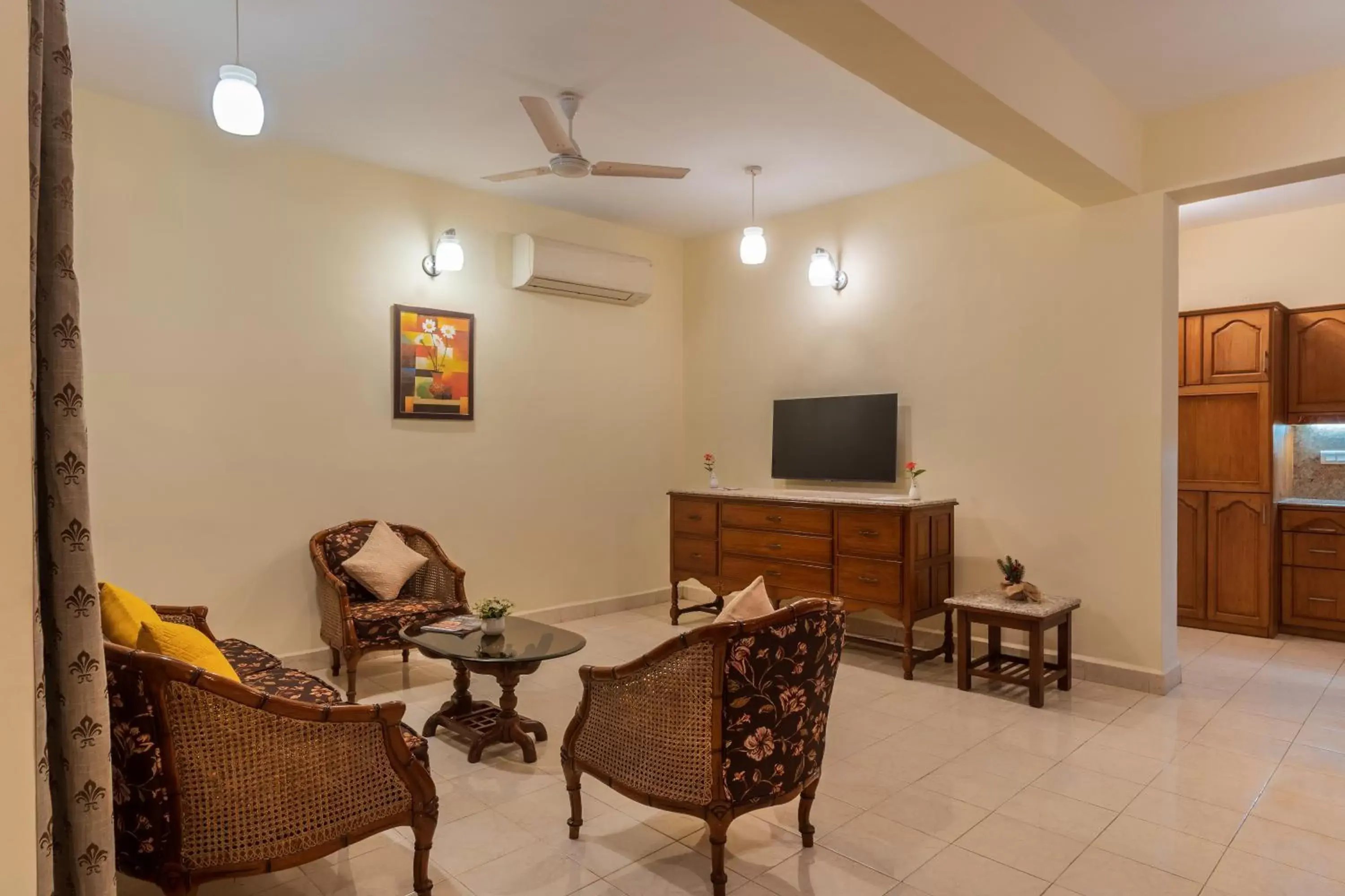 Living room, Seating Area in De Mandarin Beach Resort Suites & Villas, Candolim