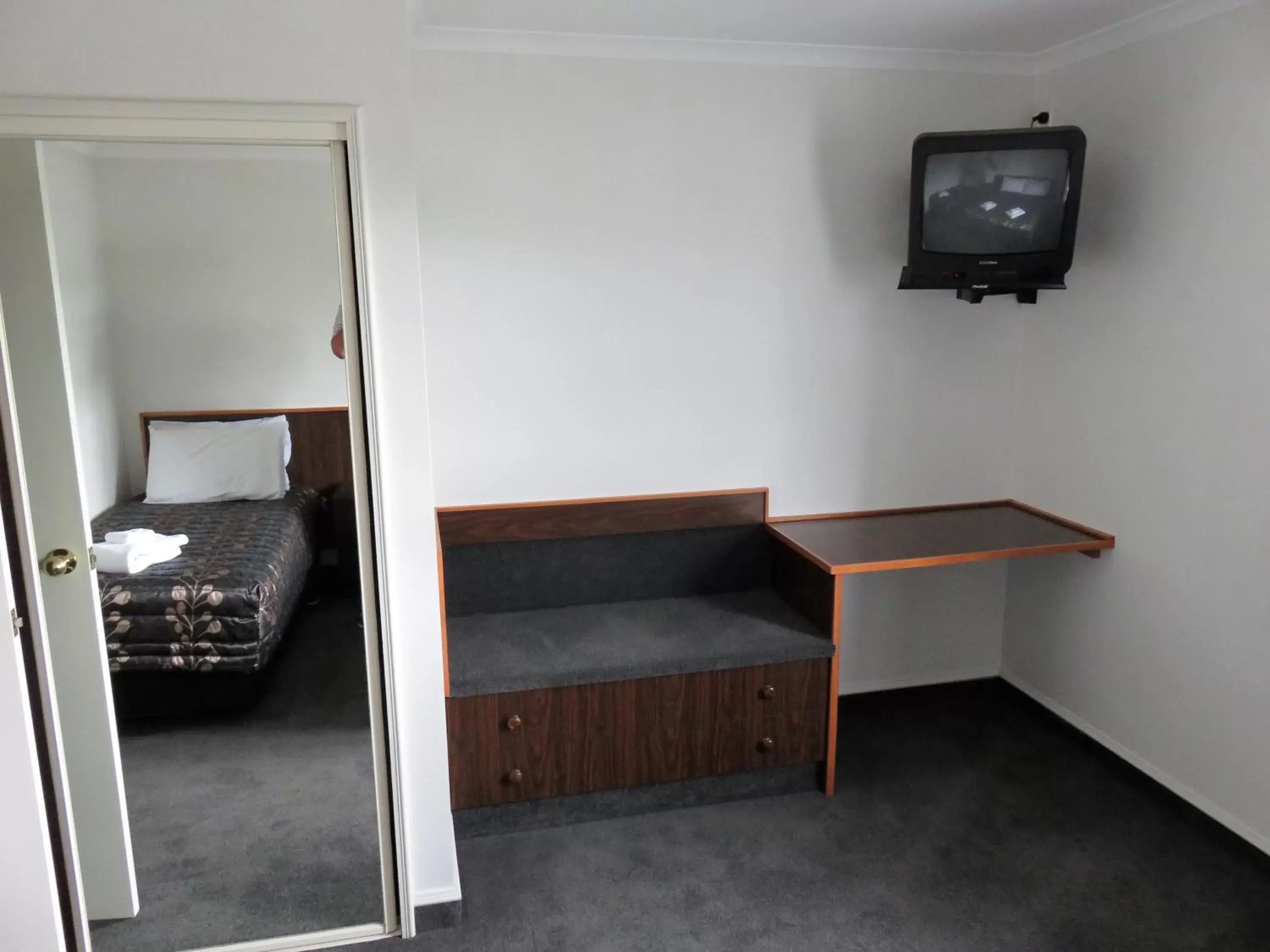 Bedroom, TV/Entertainment Center in Admirals Motor Lodge