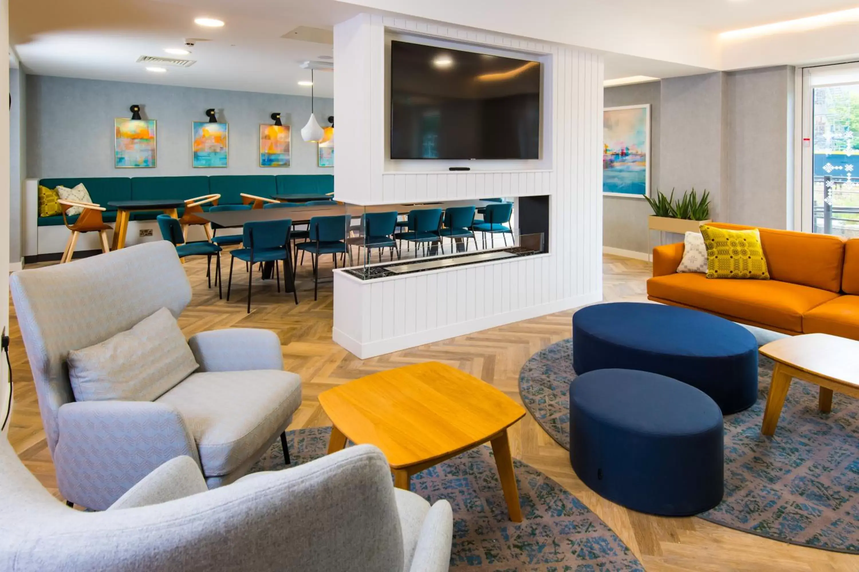 Living room, Lounge/Bar in StayBridge Suites Cardiff