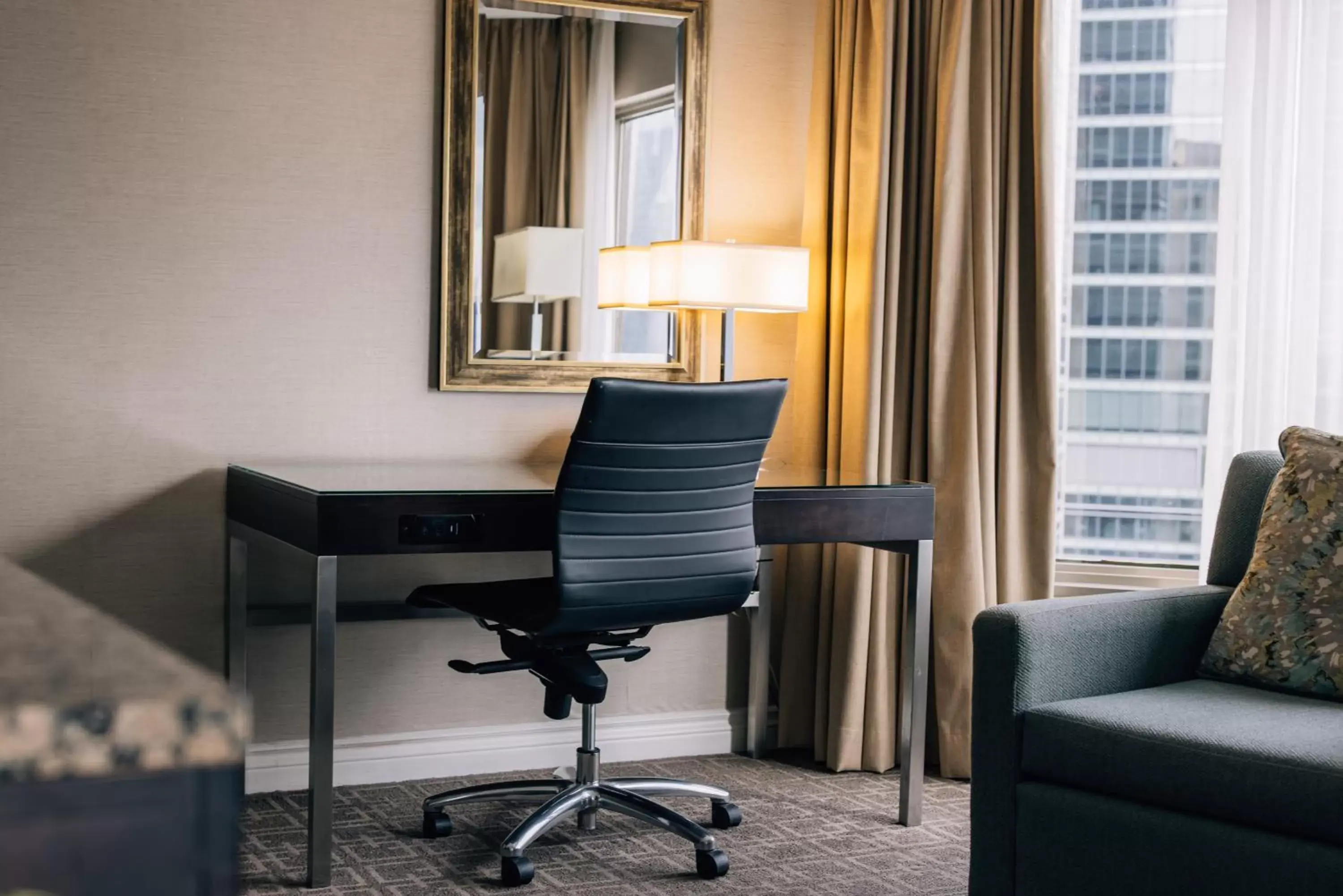 hair dresser, Seating Area in InterContinental Toronto Centre, an IHG Hotel