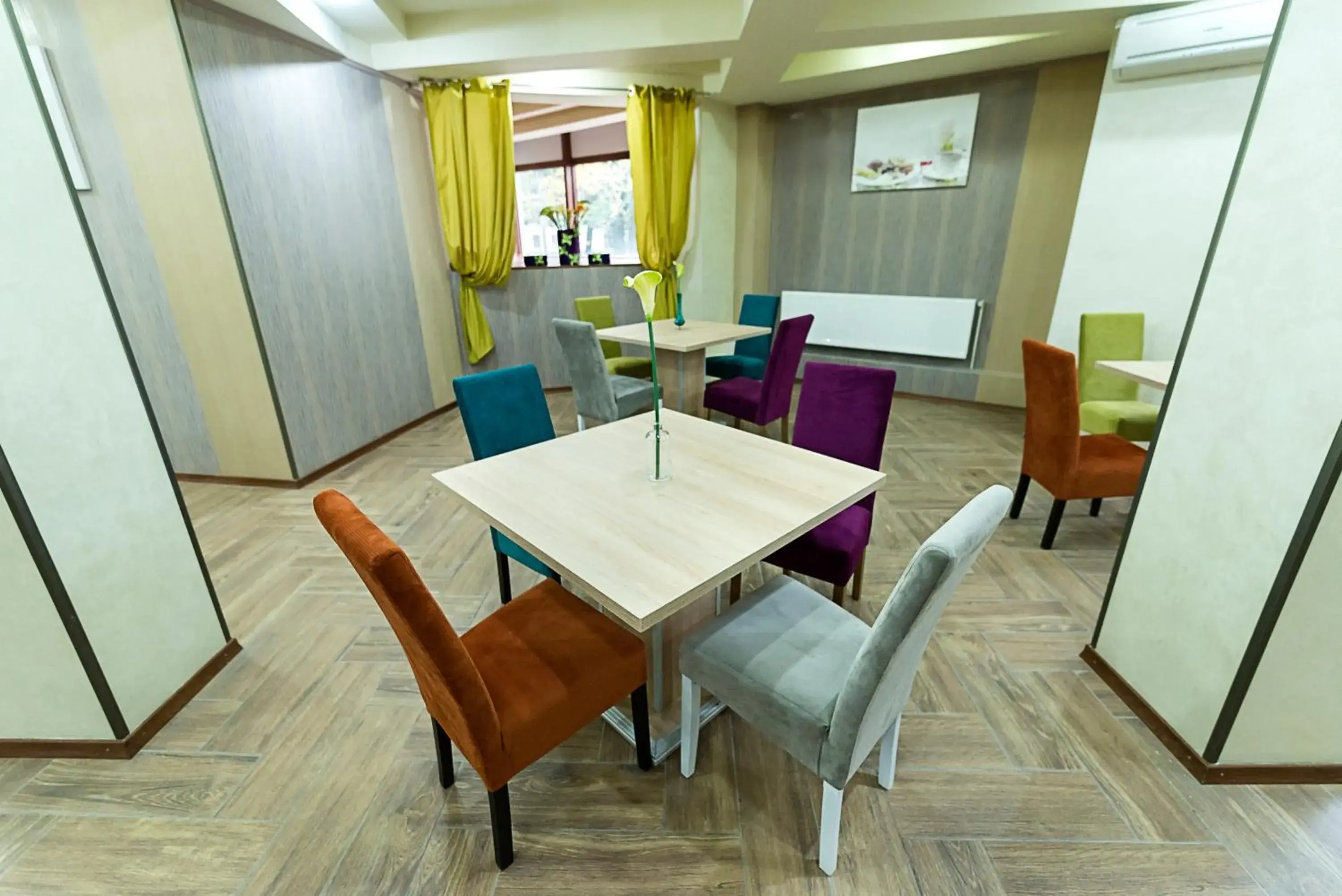 Restaurant/places to eat in Prestige Boutique Hotel Craiova