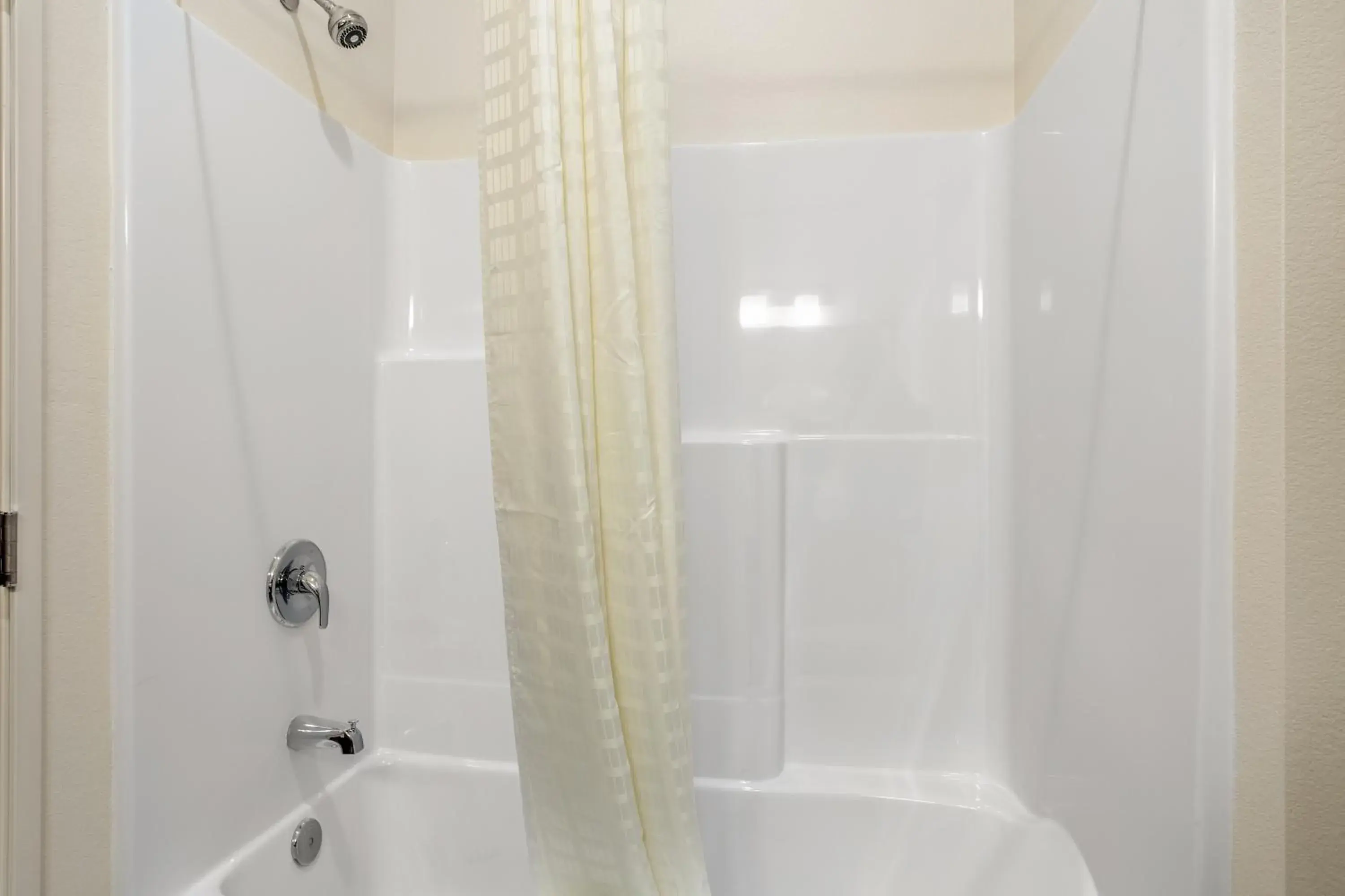 Shower, Bathroom in Cobblestone Hotel & Suites - De Pere