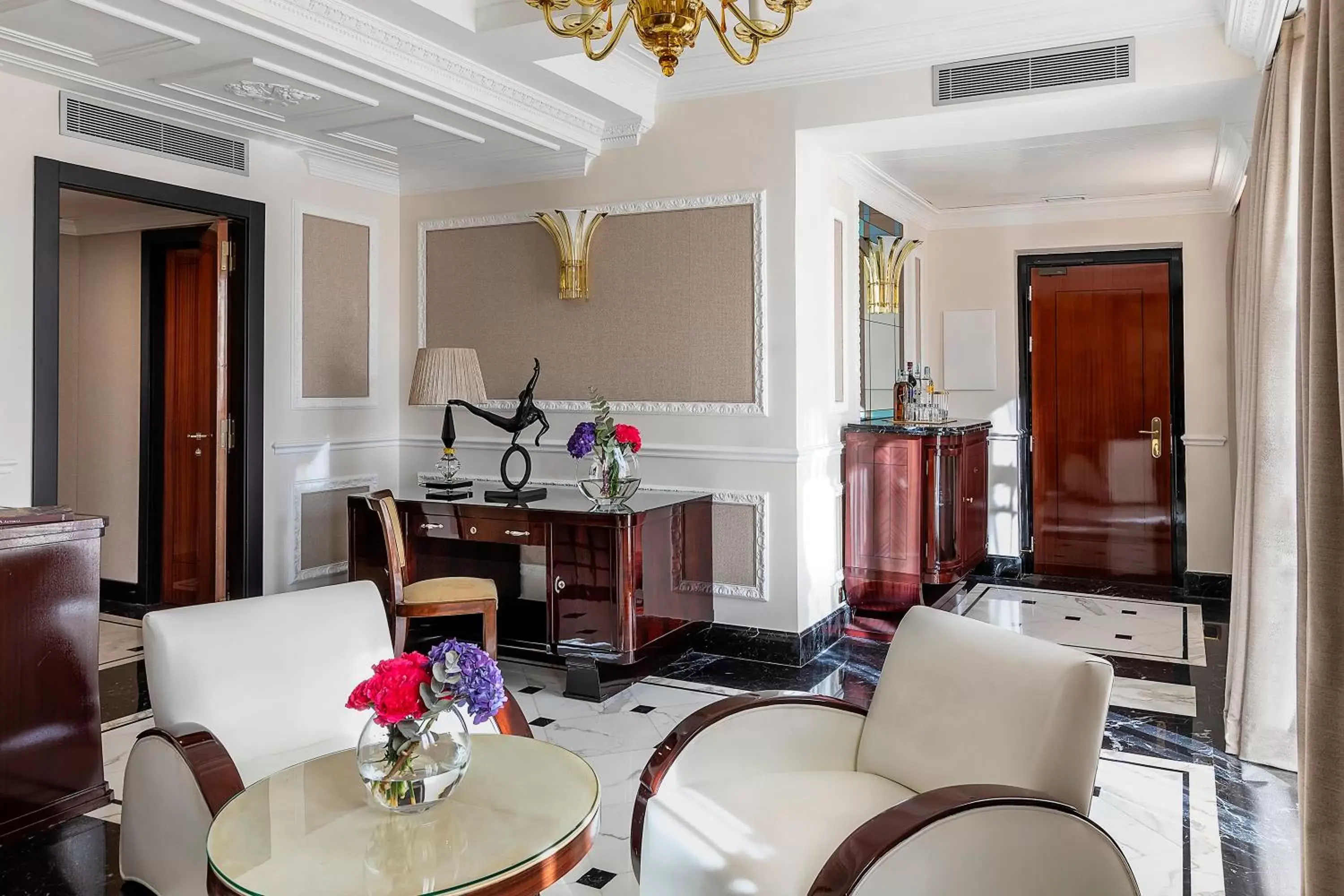 Living room, Dining Area in Baglioni Hotel Regina - The Leading Hotels of the World
