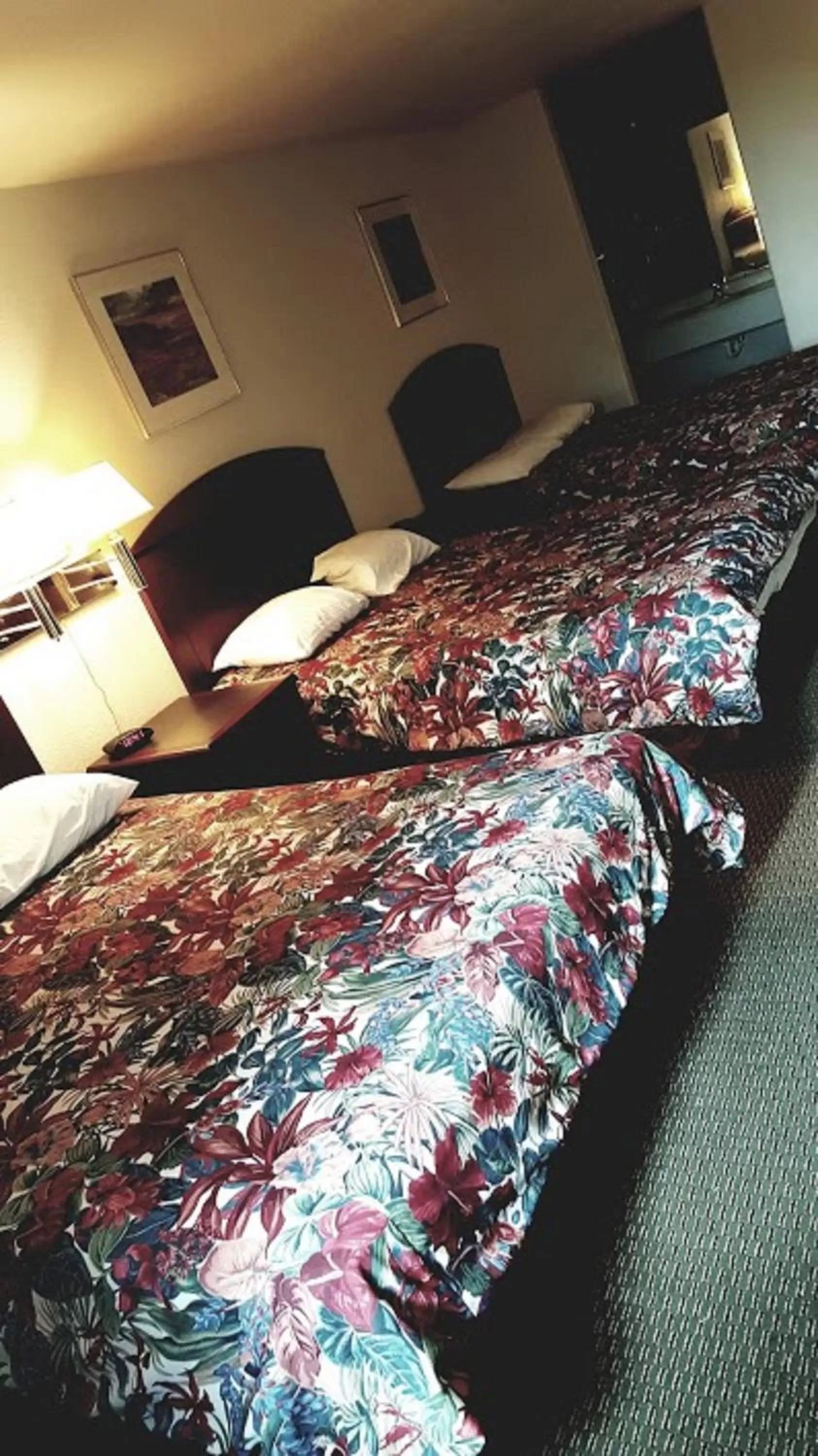 Shower, Bed in Cedar Creek Inn