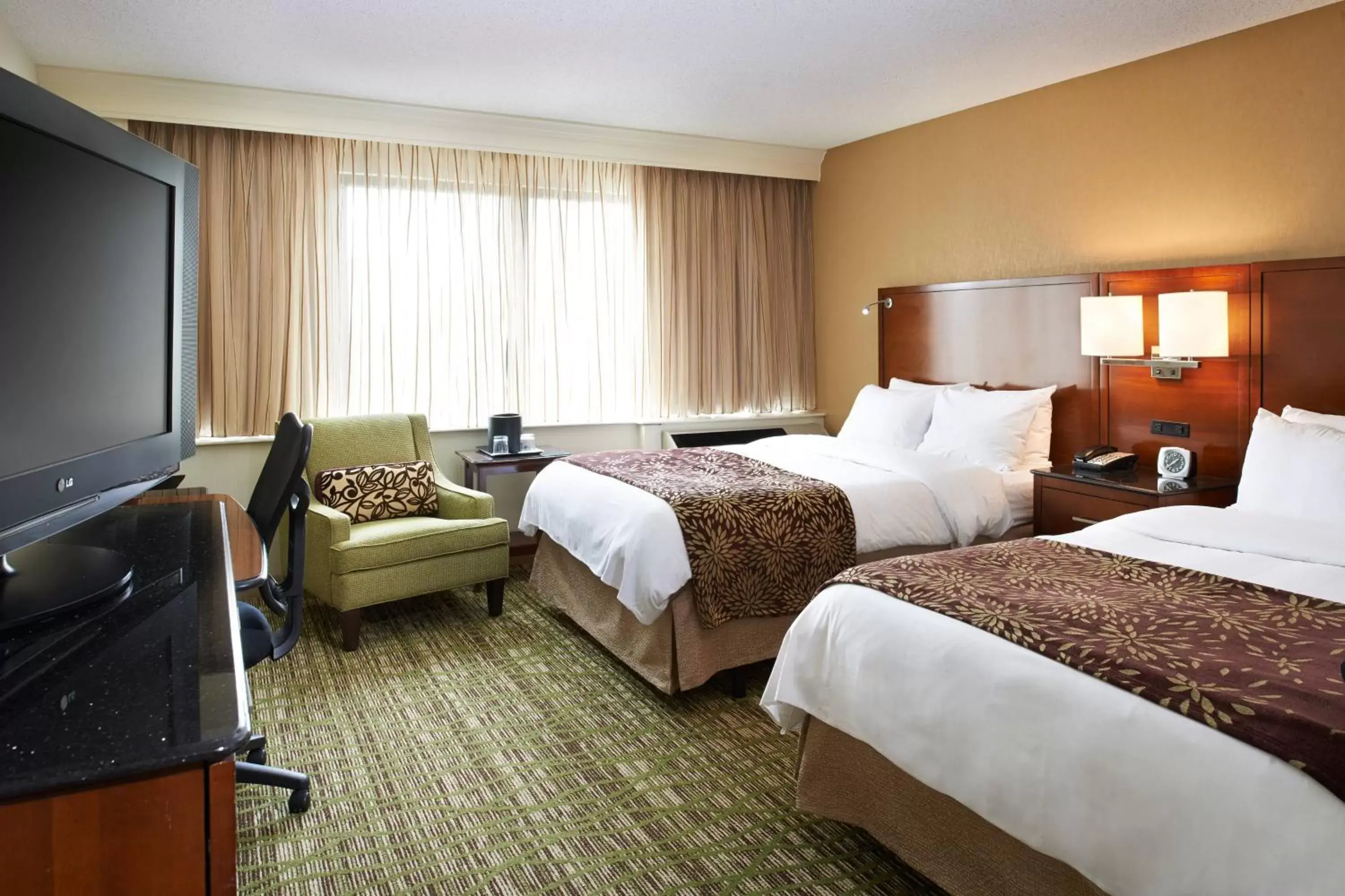 Photo of the whole room, Bed in Detroit Marriott Livonia