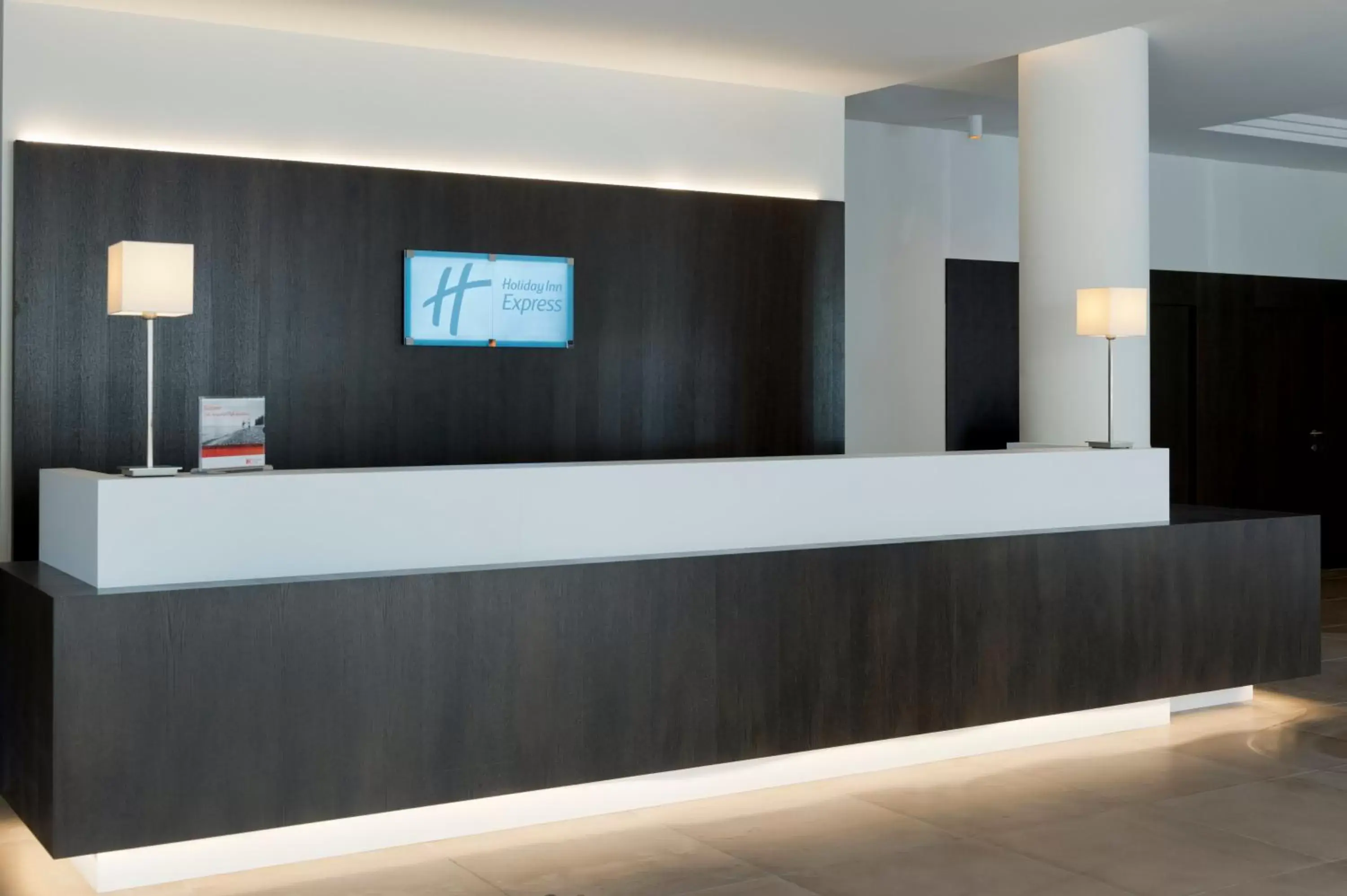 Property building, Lobby/Reception in Holiday Inn Express Antwerpen City North, an IHG Hotel