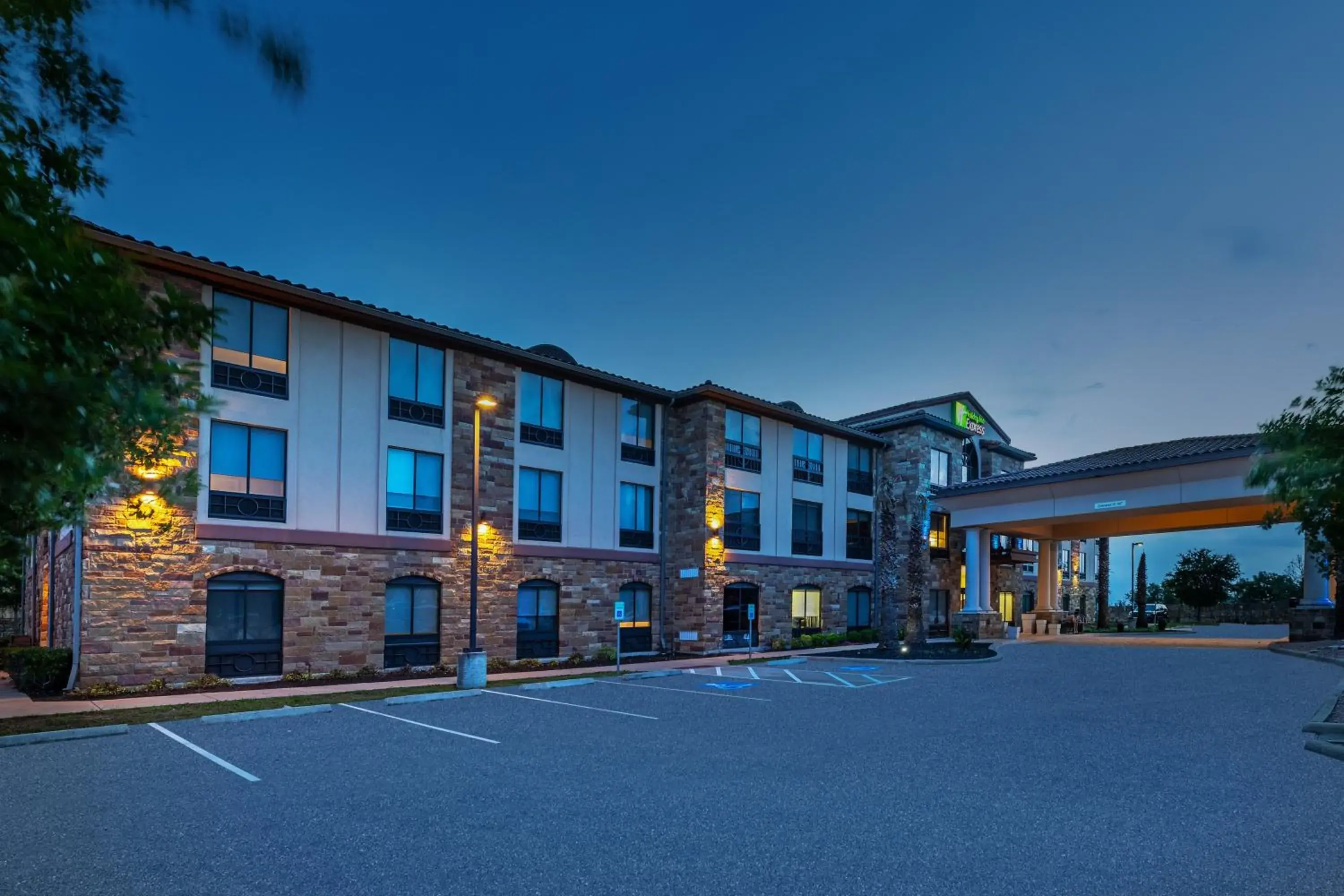 Property Building in Holiday Inn Express & Suites Austin NW – Lakeway, an IHG Hotel