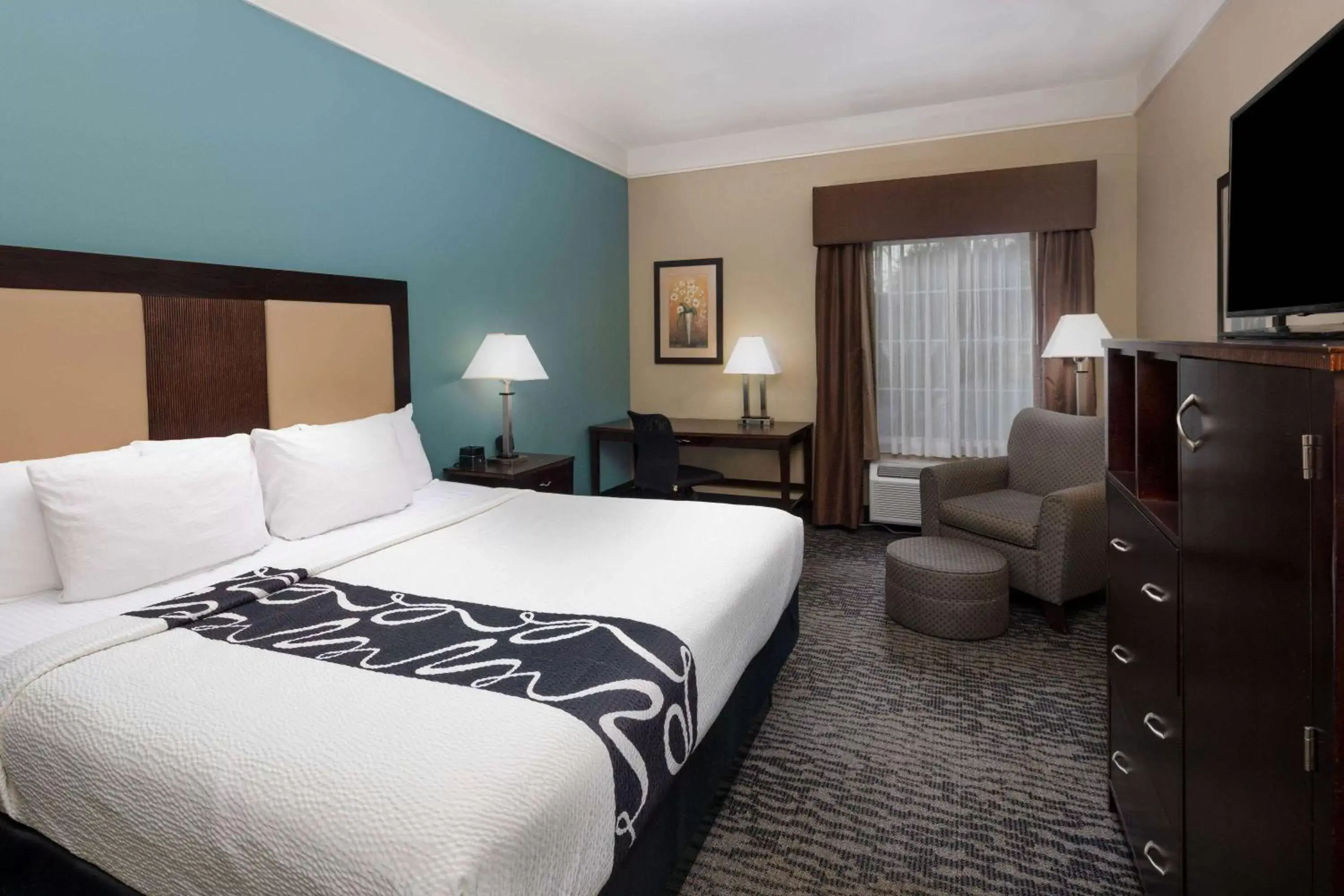 Deluxe King Room - Mobility and Hearing Impaired Access/Non-Smoking in La Quinta by Wyndham Savannah Airport - Pooler Deluxe King Room - Mobility and Hearing Impaired Access/Non-Smoking in La Quinta by Wyndham Savannah Airport - Pooler