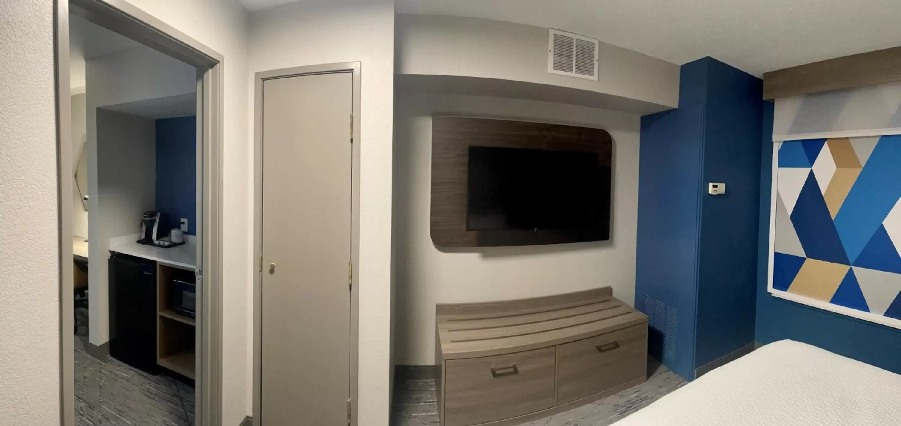 Bedroom, TV/Entertainment Center in Holiday Inn Express & Suites Marquette, an IHG Hotel