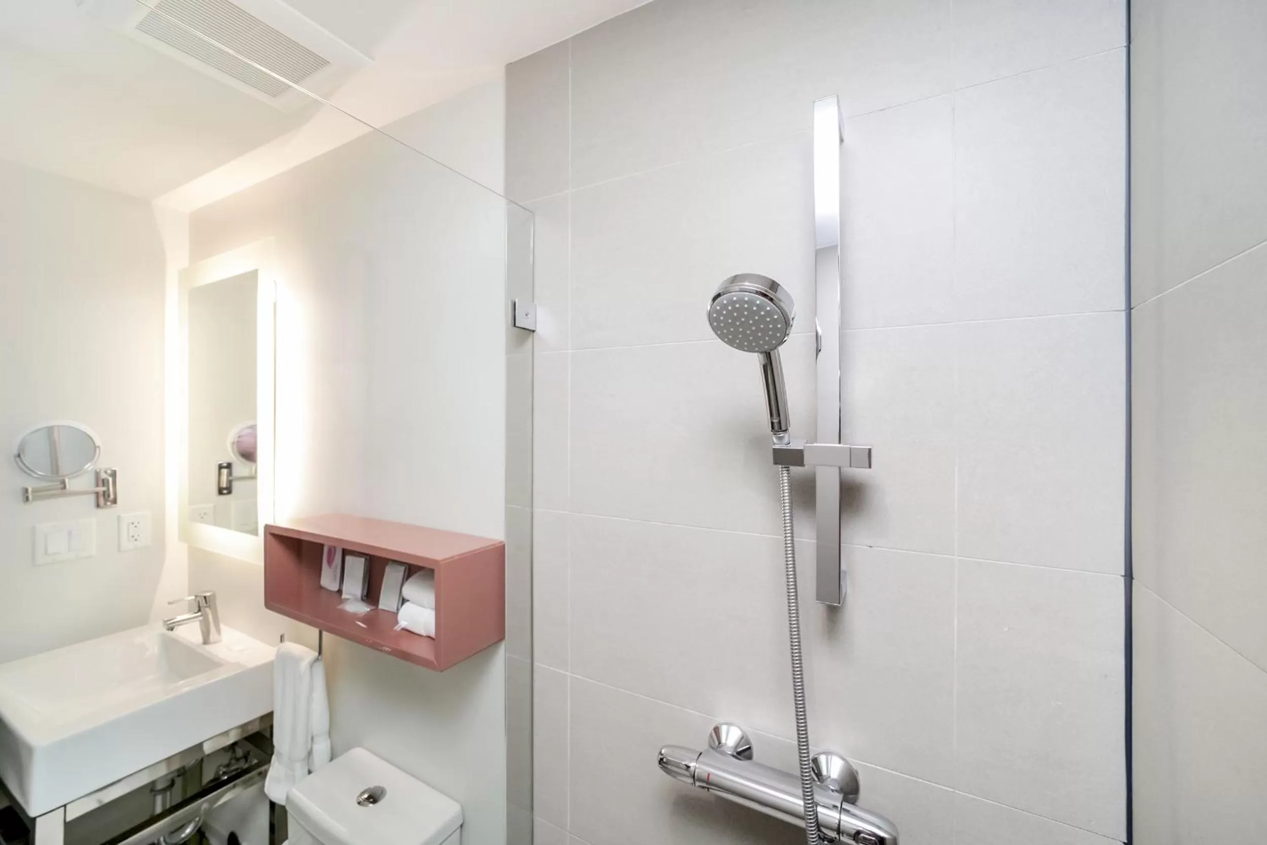 Shower in The Julia Hotel