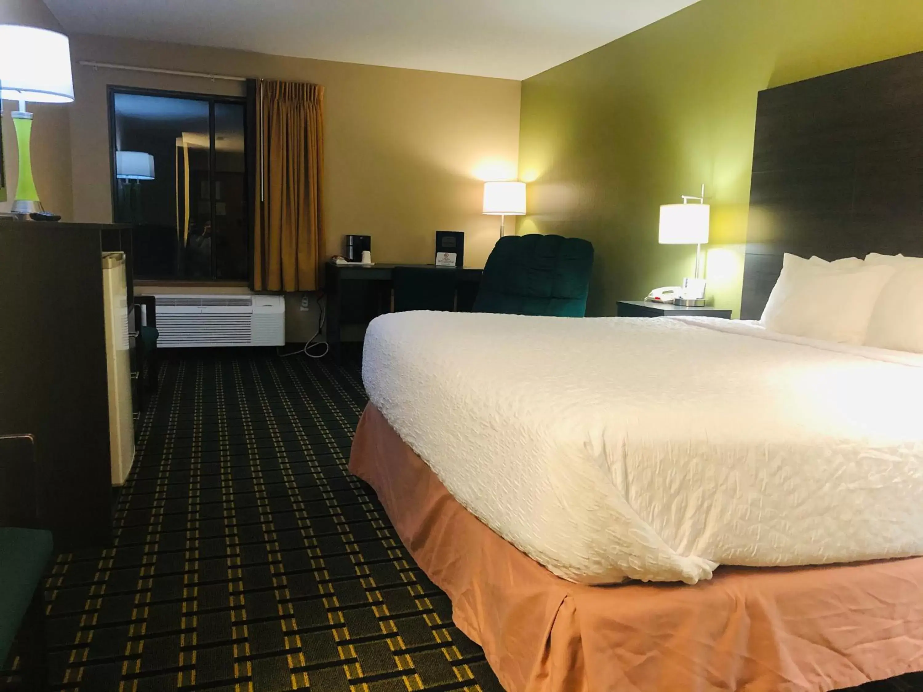 Bed in Boarders Inn & Suites by Cobblestone Hotels Columbus