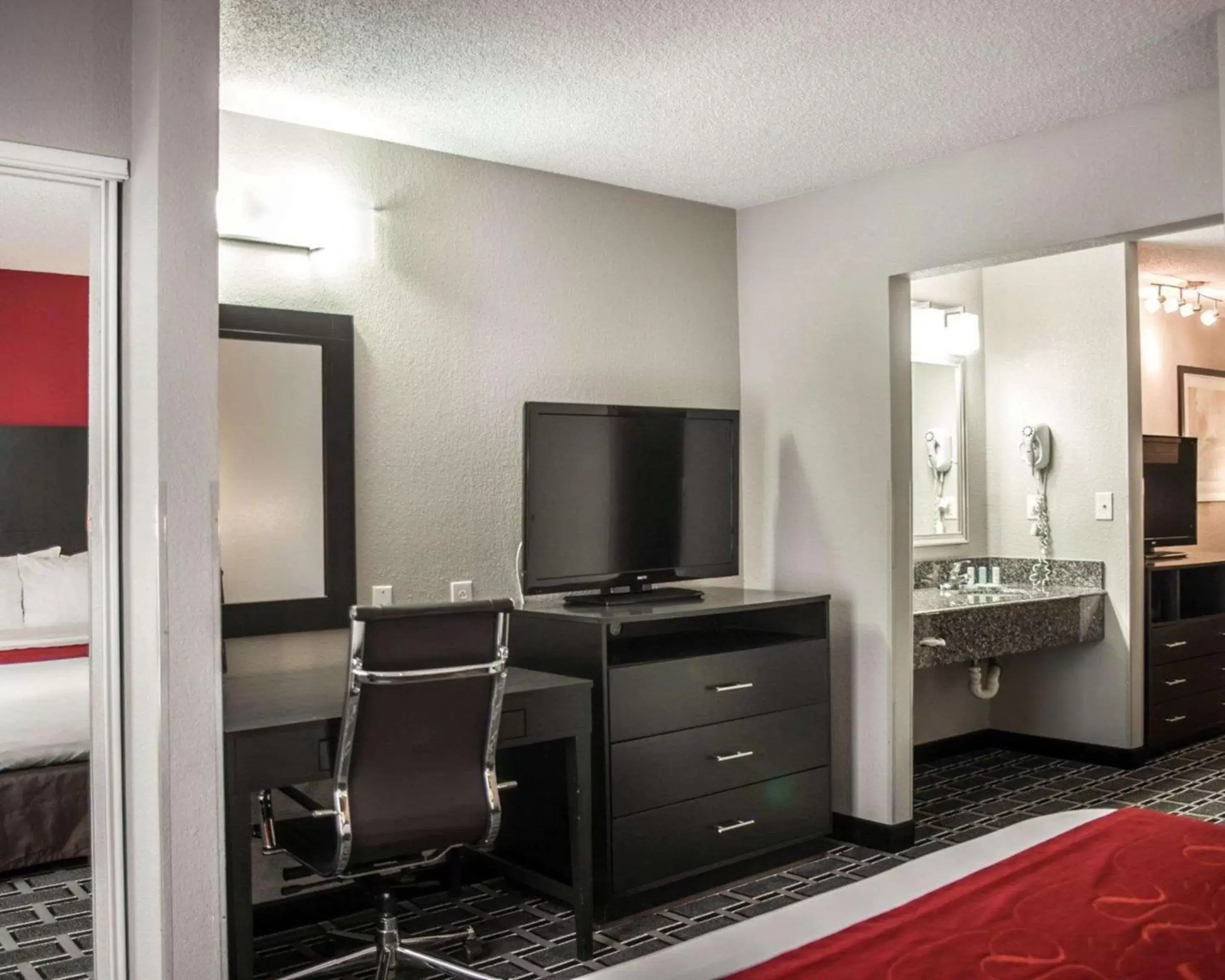 Bedroom, TV/Entertainment Center in Comfort Suites Airport Nashville