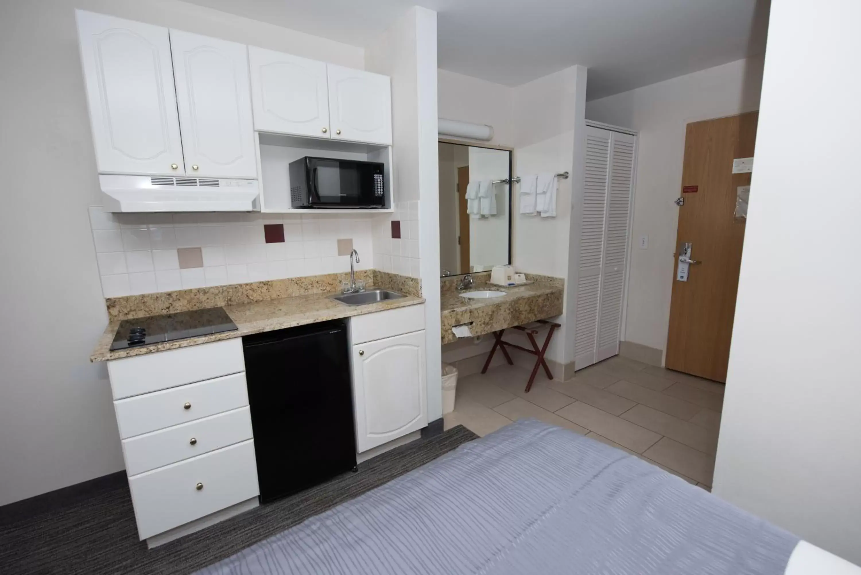 Kitchen or kitchenette, Kitchen/Kitchenette in Best Western New Baltimore Inn