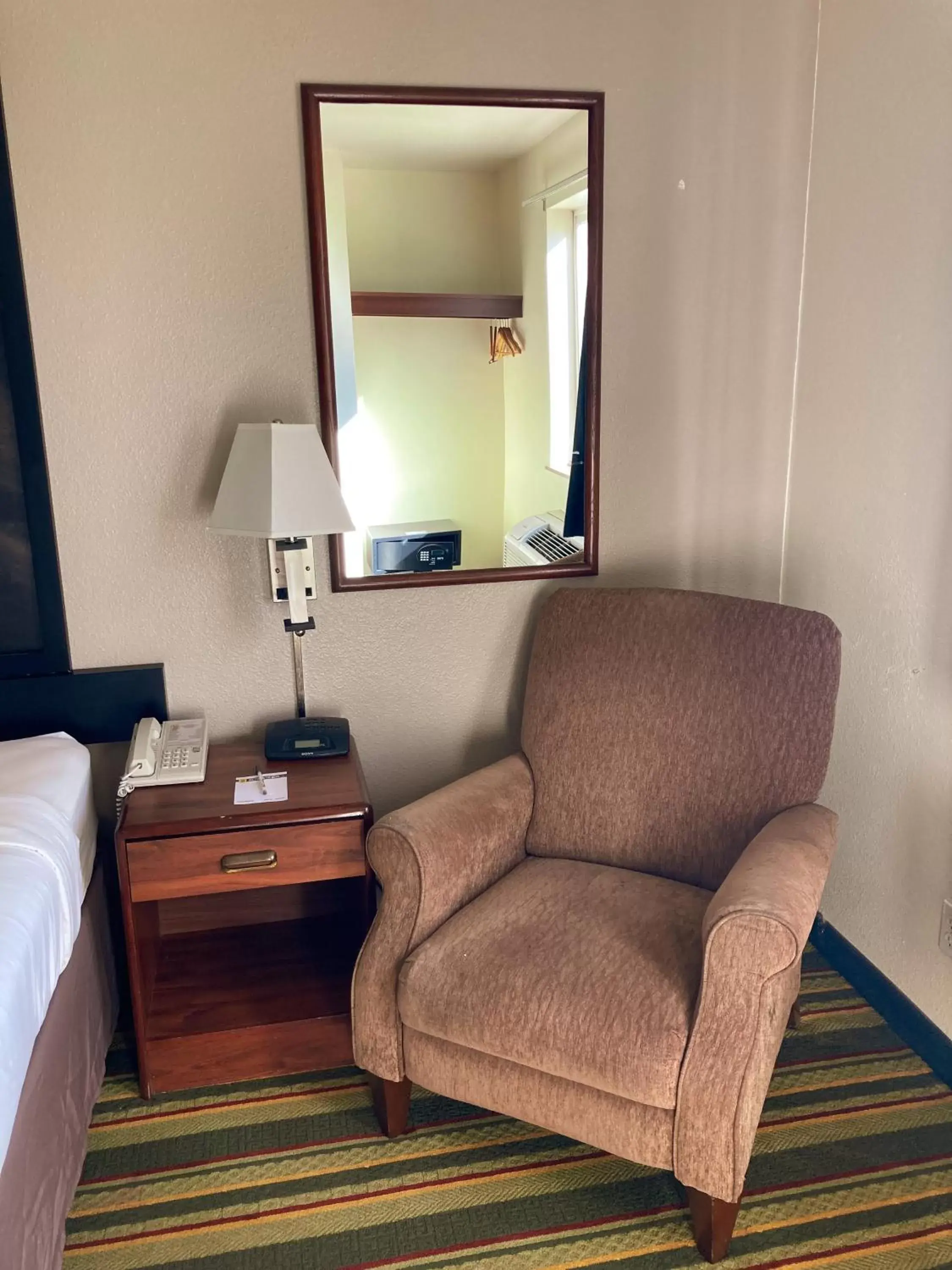 Seating area, TV/Entertainment Center in Super 8 by Wyndham Windsor