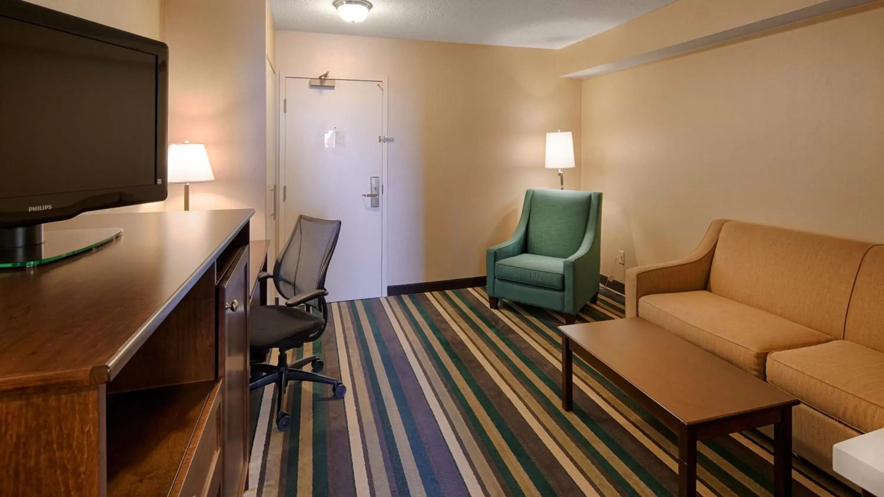 Living room, TV/Entertainment Center in Best Western Plus Winnipeg Airport Hotel