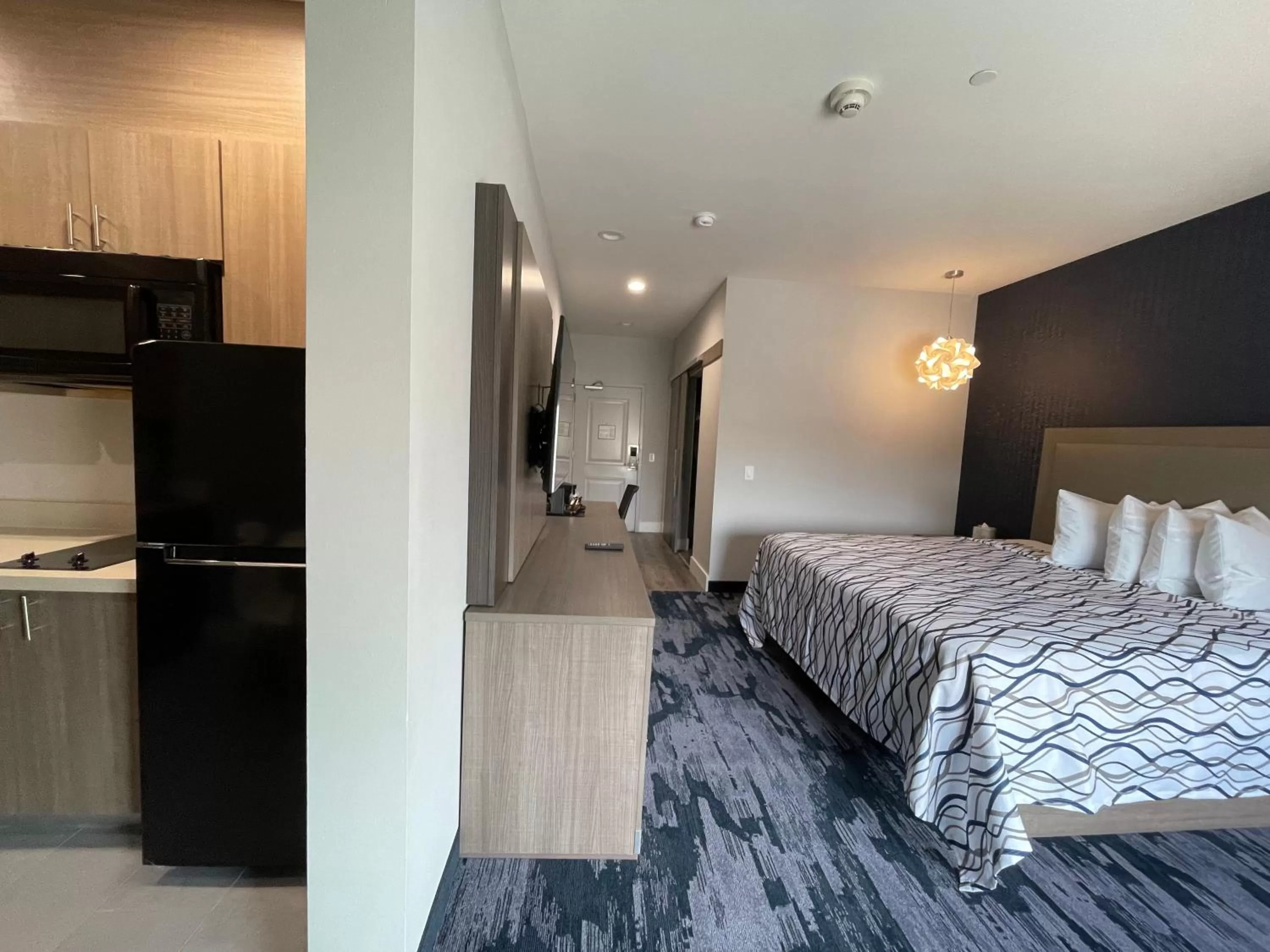 Kitchen or kitchenette, Bed in Palace Inn Blue Houston East Beltway 8