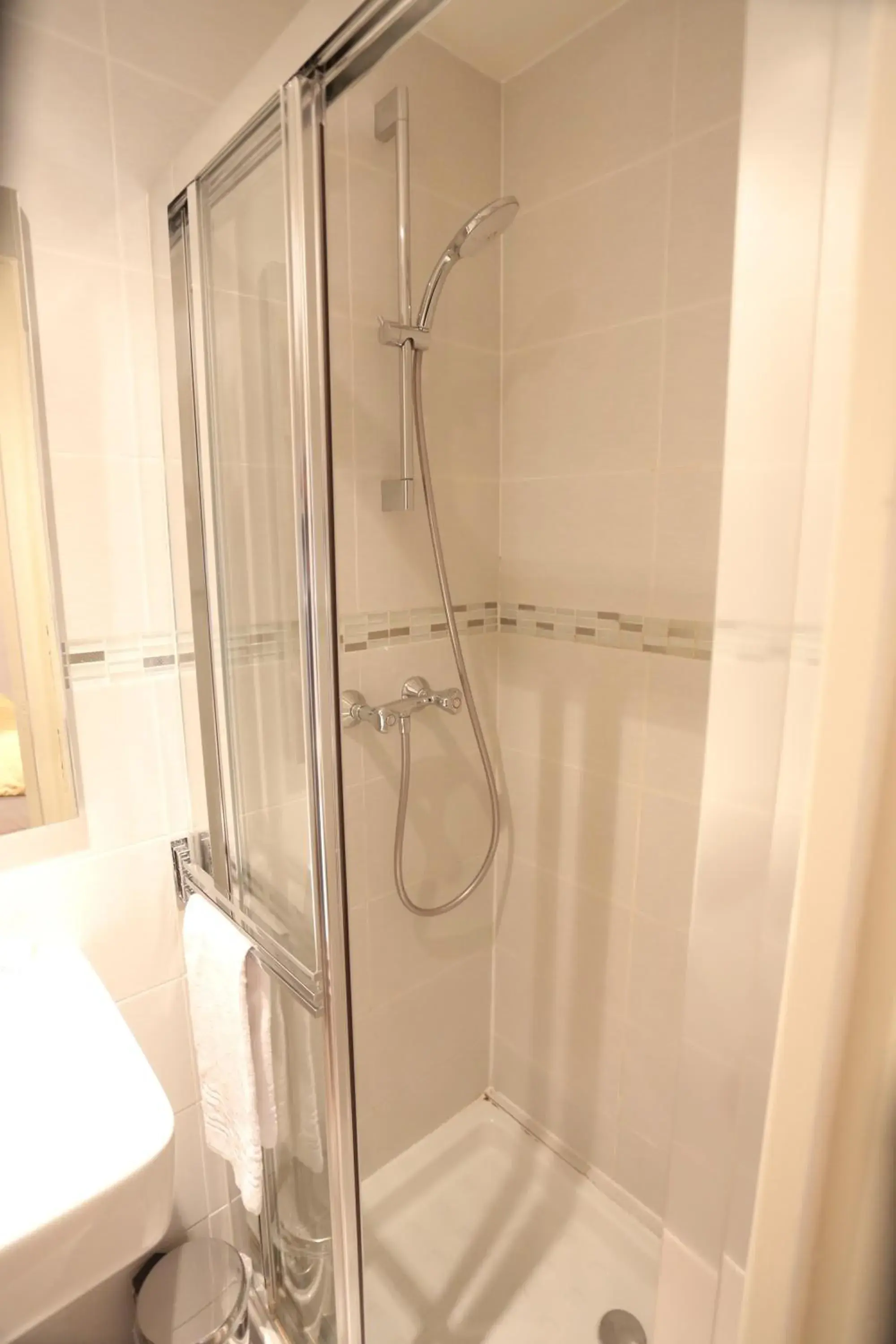 Shower, Bathroom in Hotel Boronali