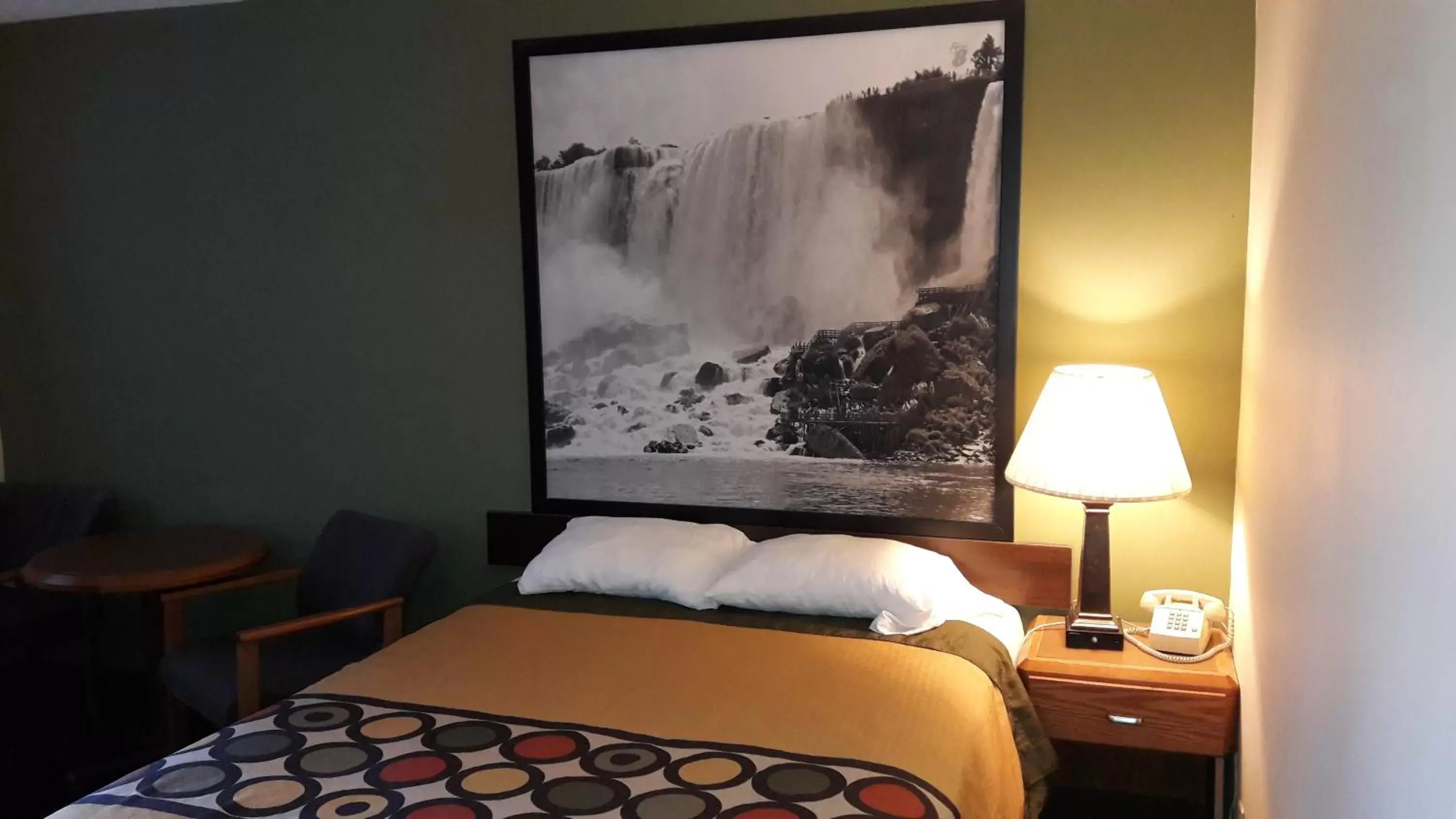 Bed in Super 8 by Wyndham Niagara Falls North