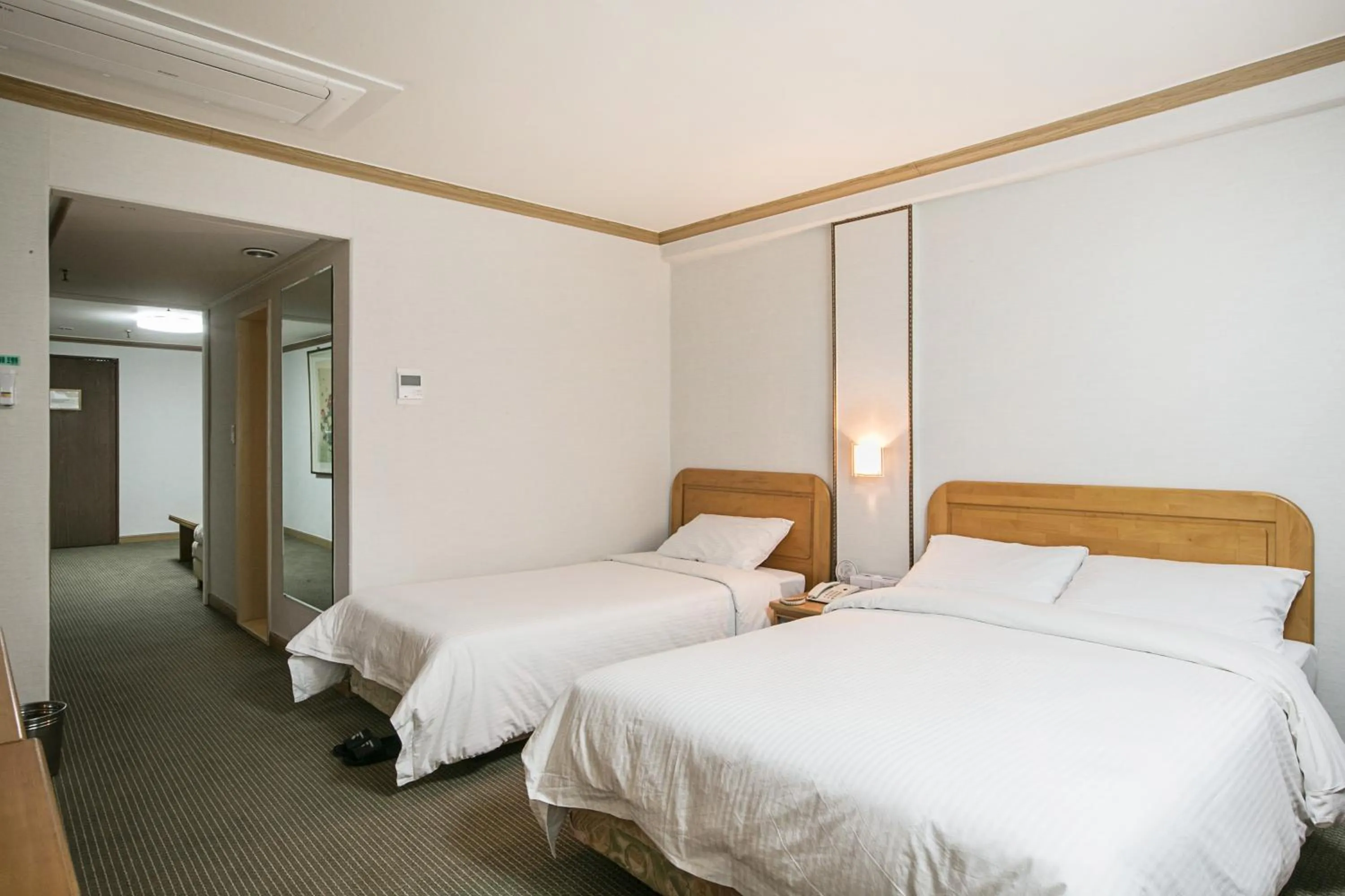 Bedroom, Bed in Busan Tourist Hotel