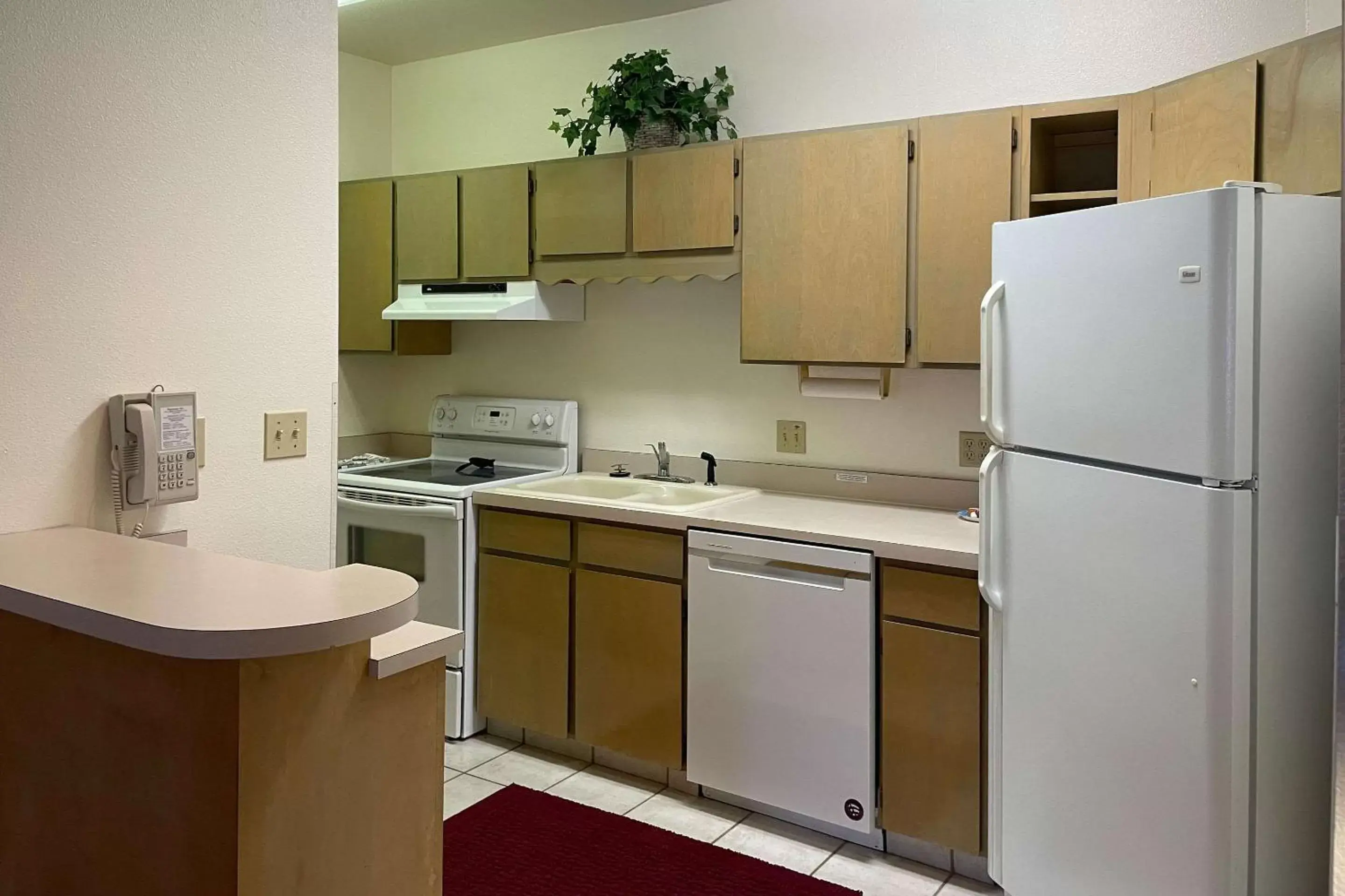 Bedroom, Kitchen/Kitchenette in Edgewater Inn and Suites