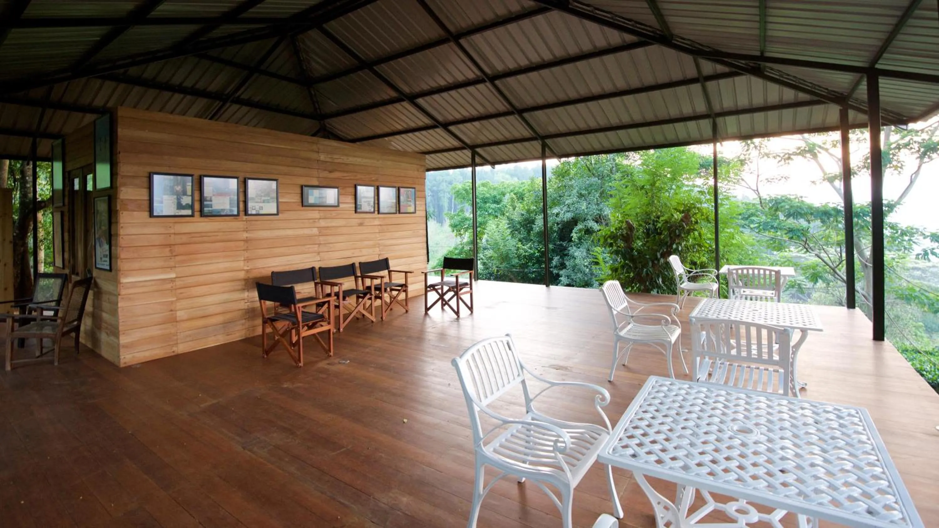 Patio in Mountbatten Bungalow- Thema Collection