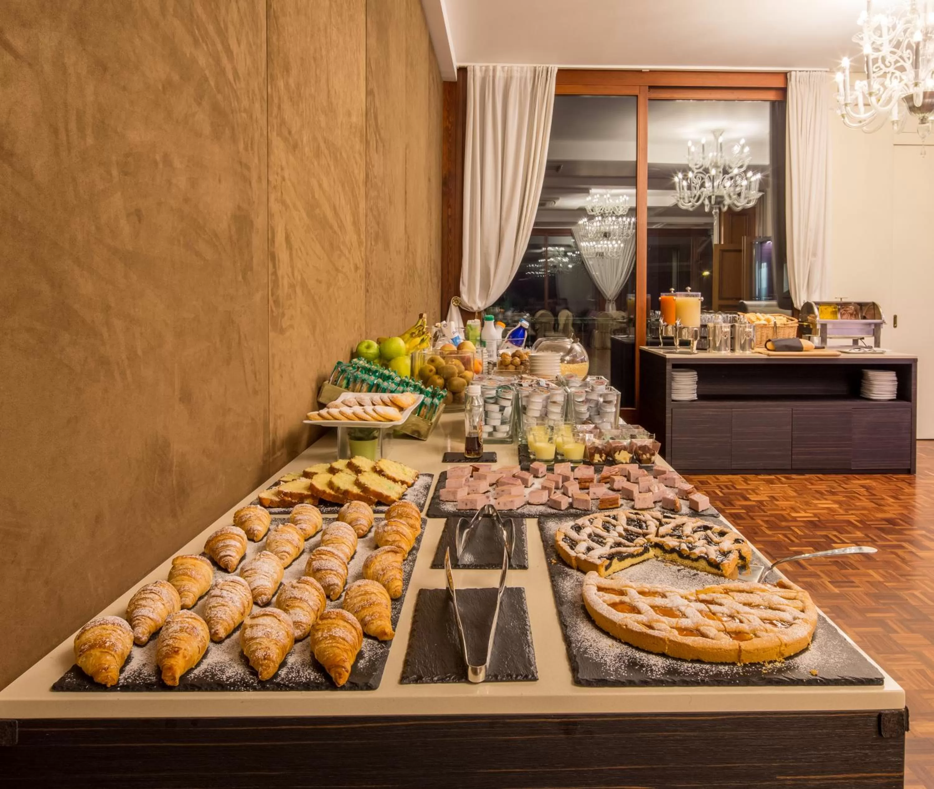 Buffet breakfast in Grande Albergo Roma