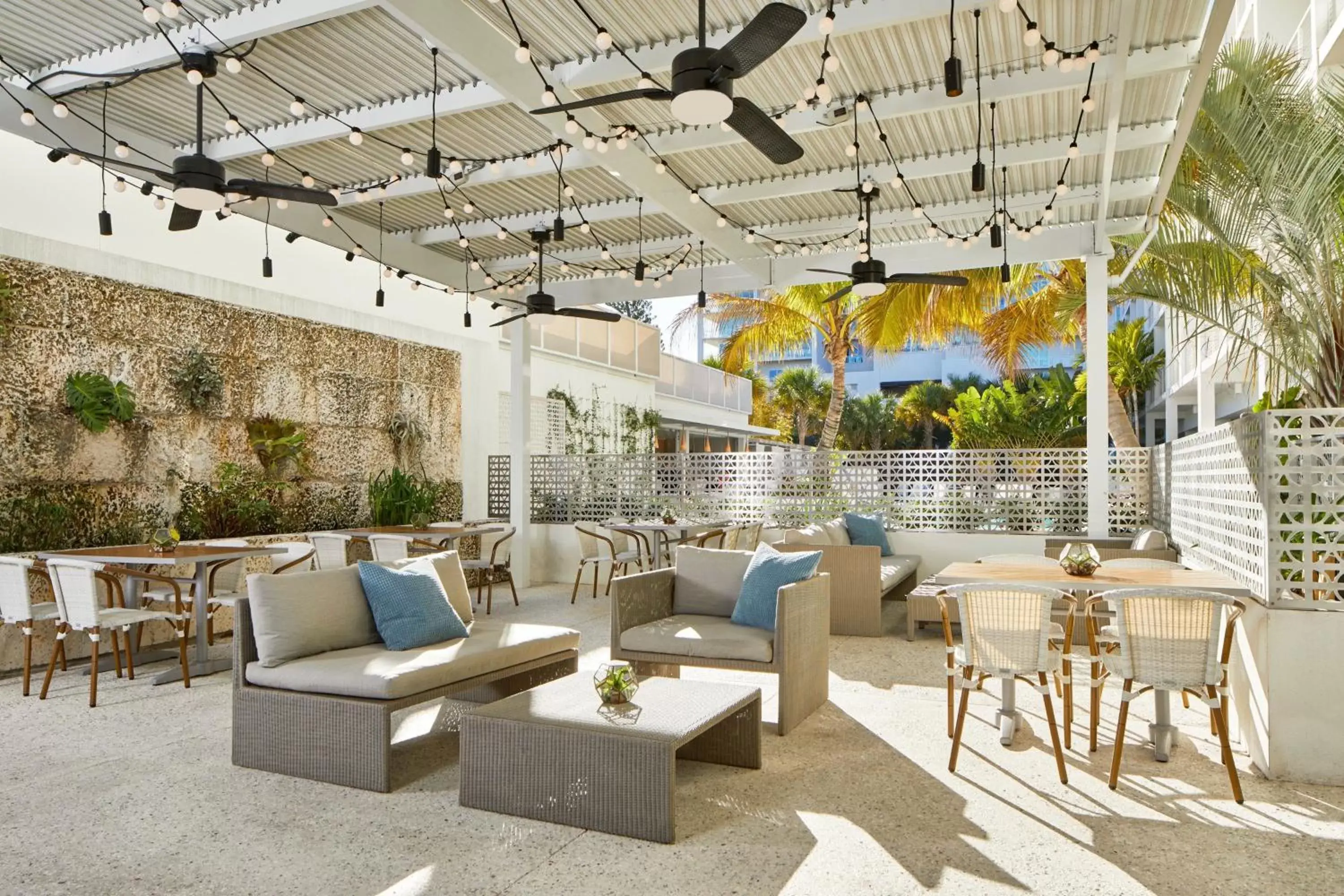 Lounge or bar in The Sarasota Modern, a Tribute Portfolio Hotel