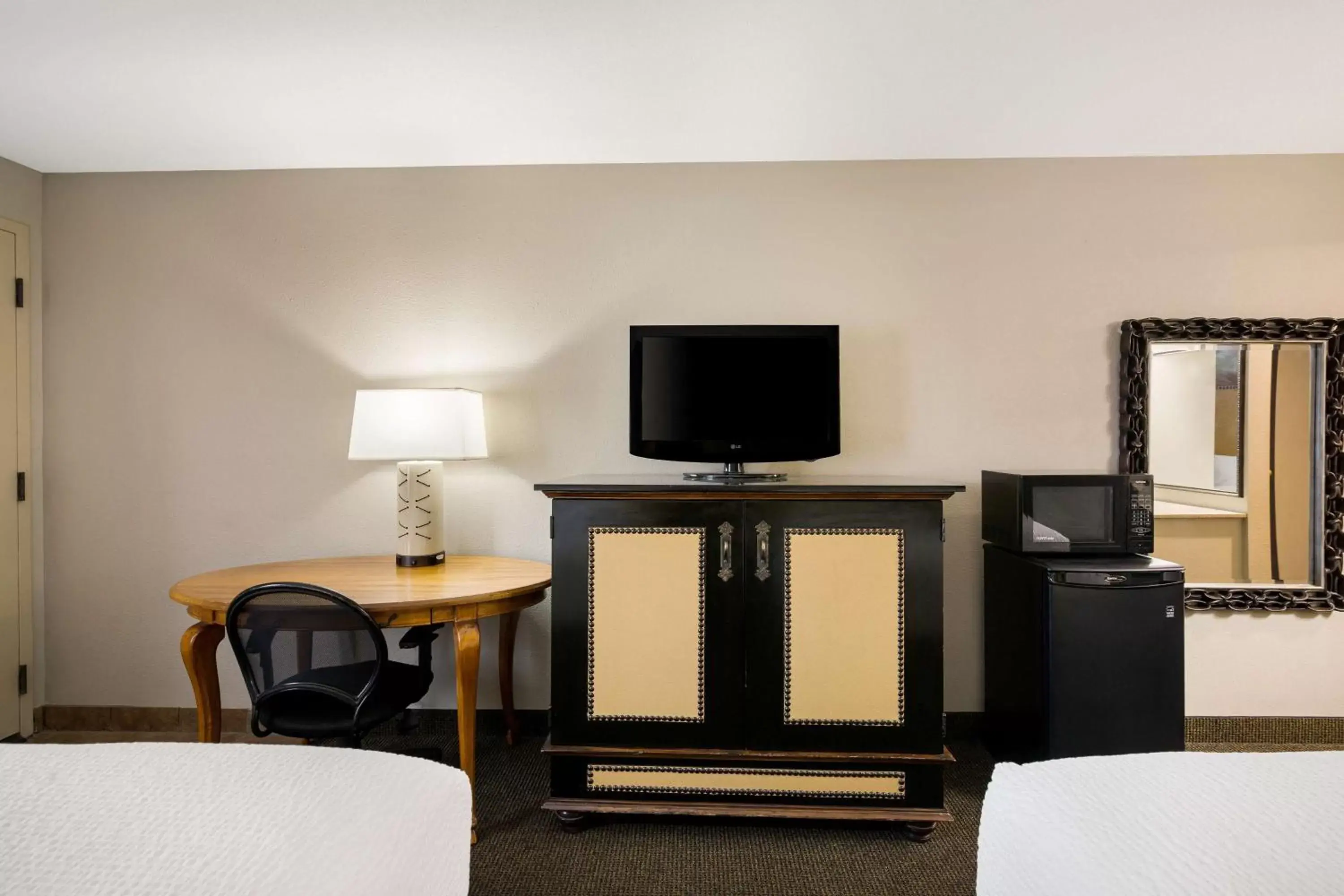 Bedroom, TV/Entertainment Center in Revel Hotel Minot - SureStay Collection by Best Western