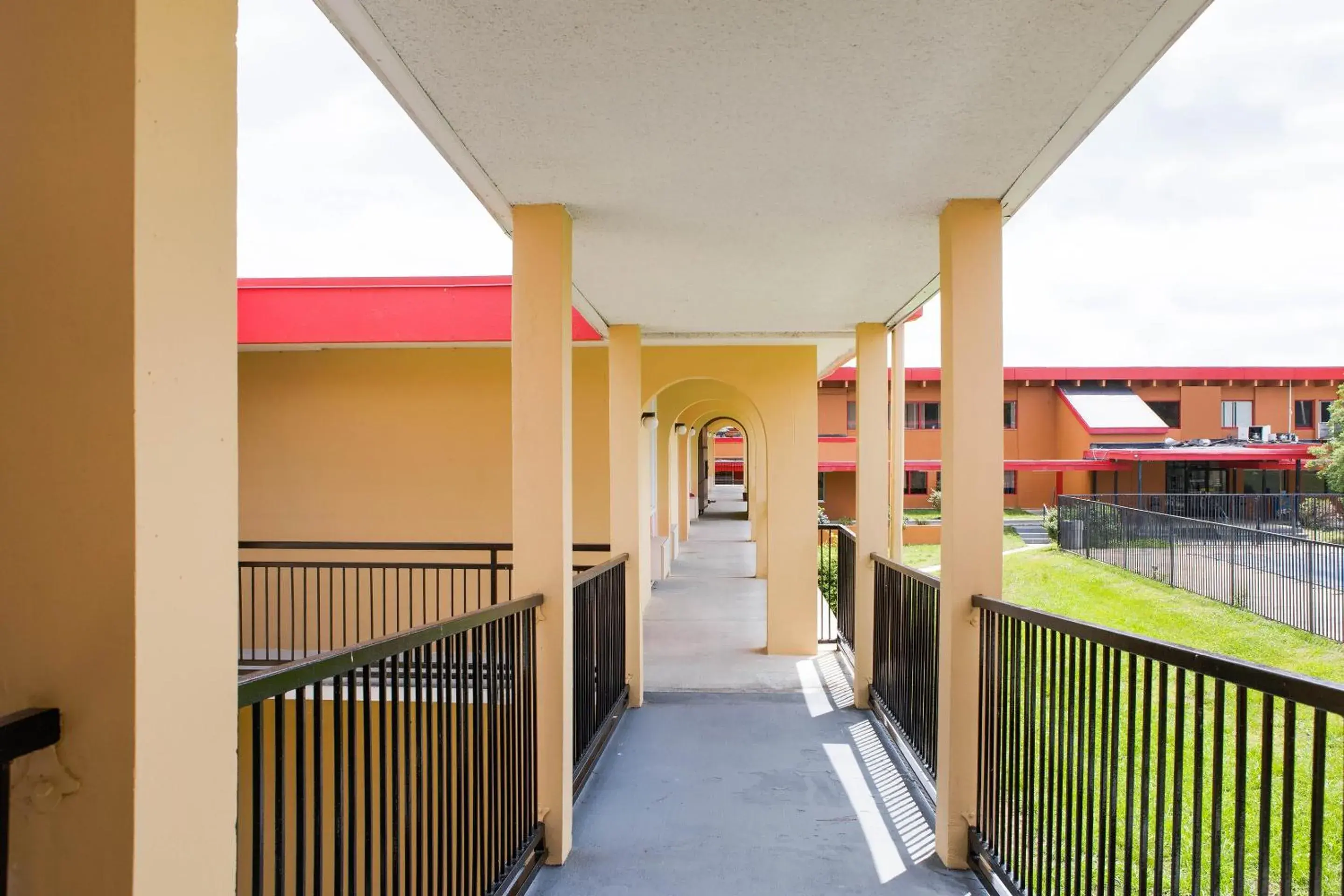 Lobby or reception, Balcony/Terrace in OYO Hotel Doswell Kings Dominion