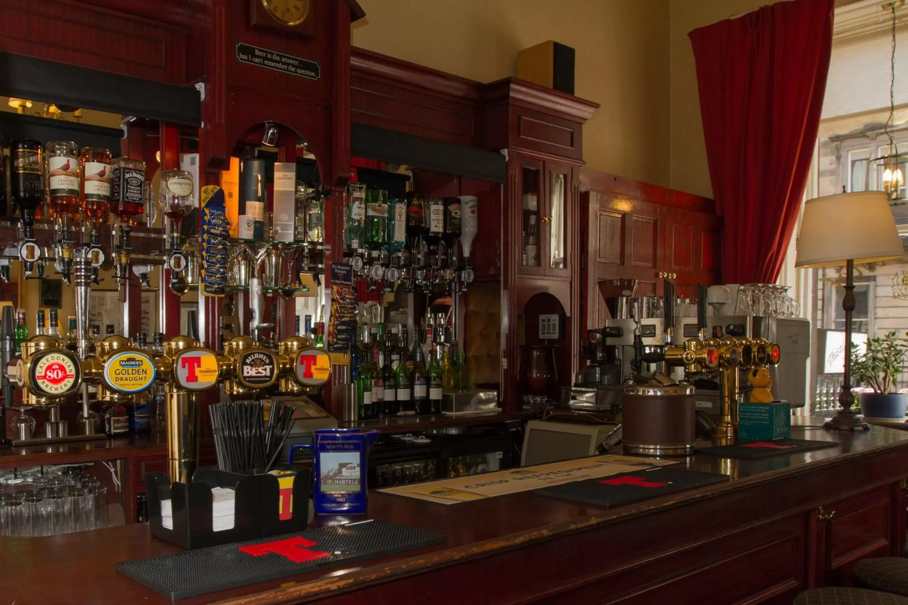 Lounge or bar in Thistle Hotel Lounge or bar in Thistle Hotel