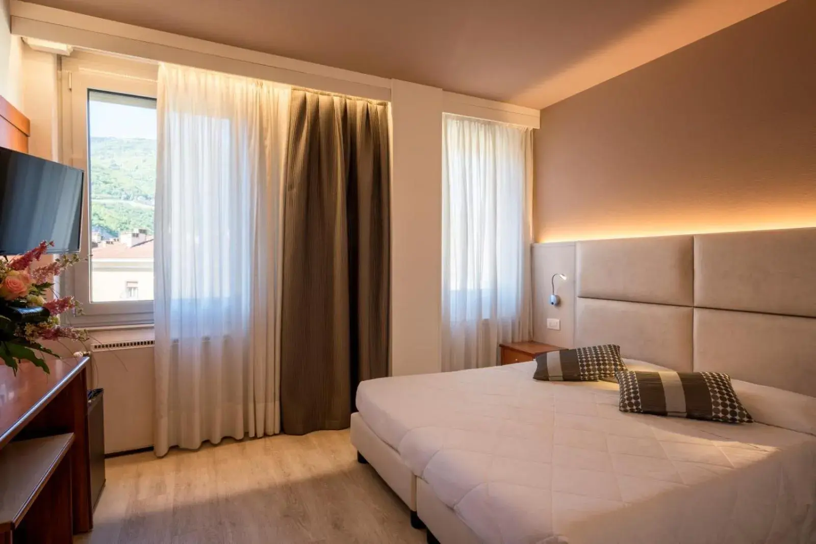Bedroom, Bed in Hotel Everest