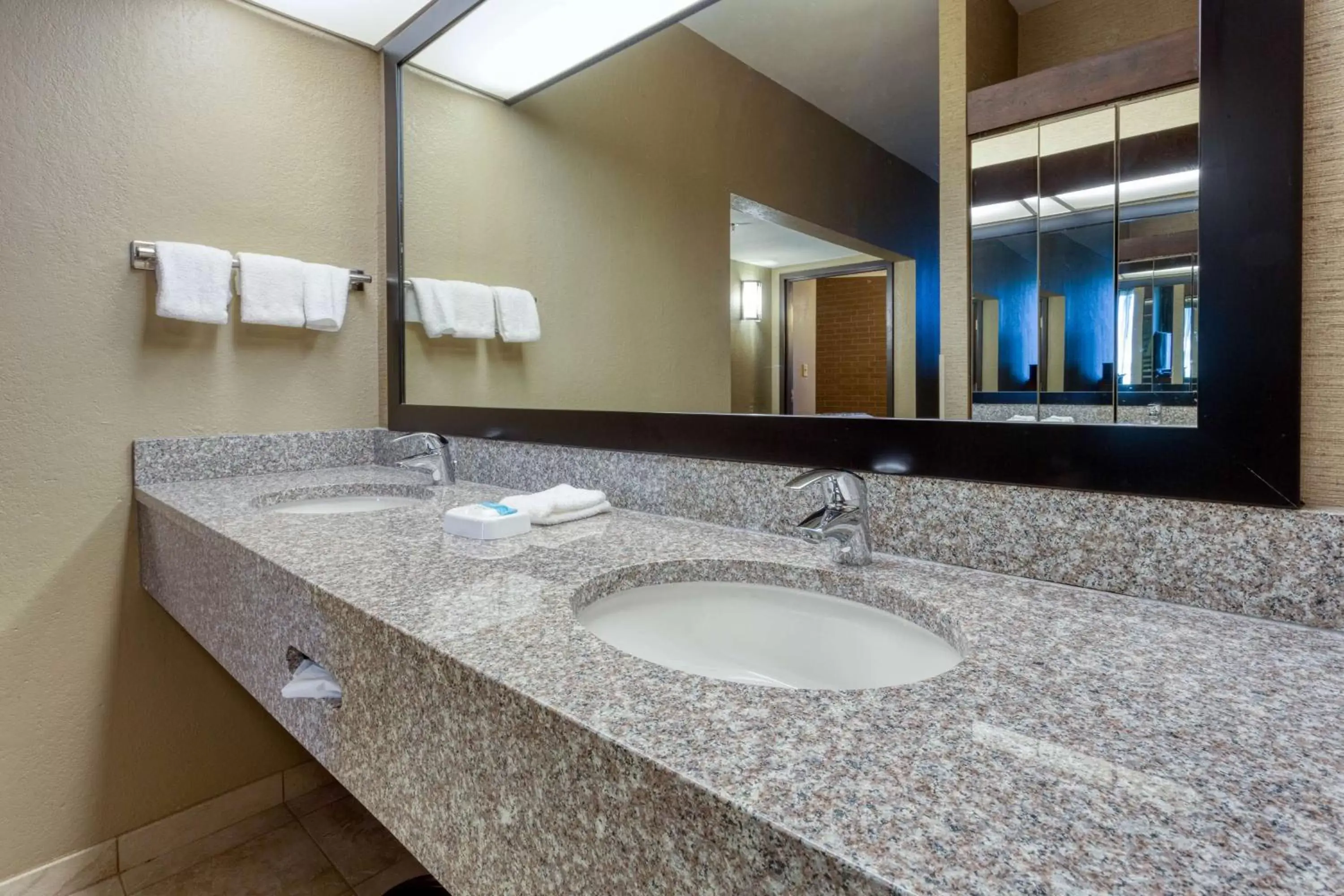 Photo of the whole room, Bathroom in Drury Inn & Suites Atlanta Morrow
