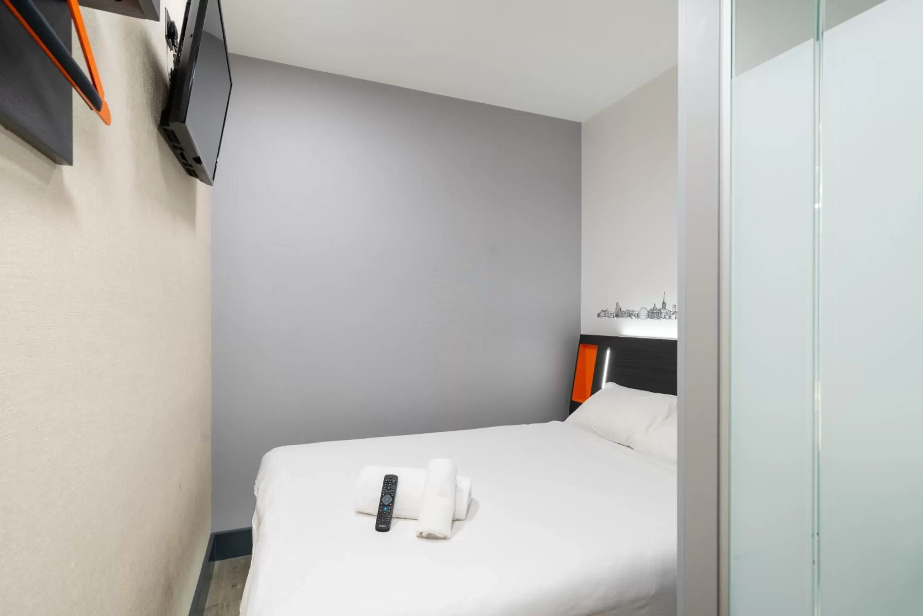 Bedroom, Bed in easyHotel Ipswich